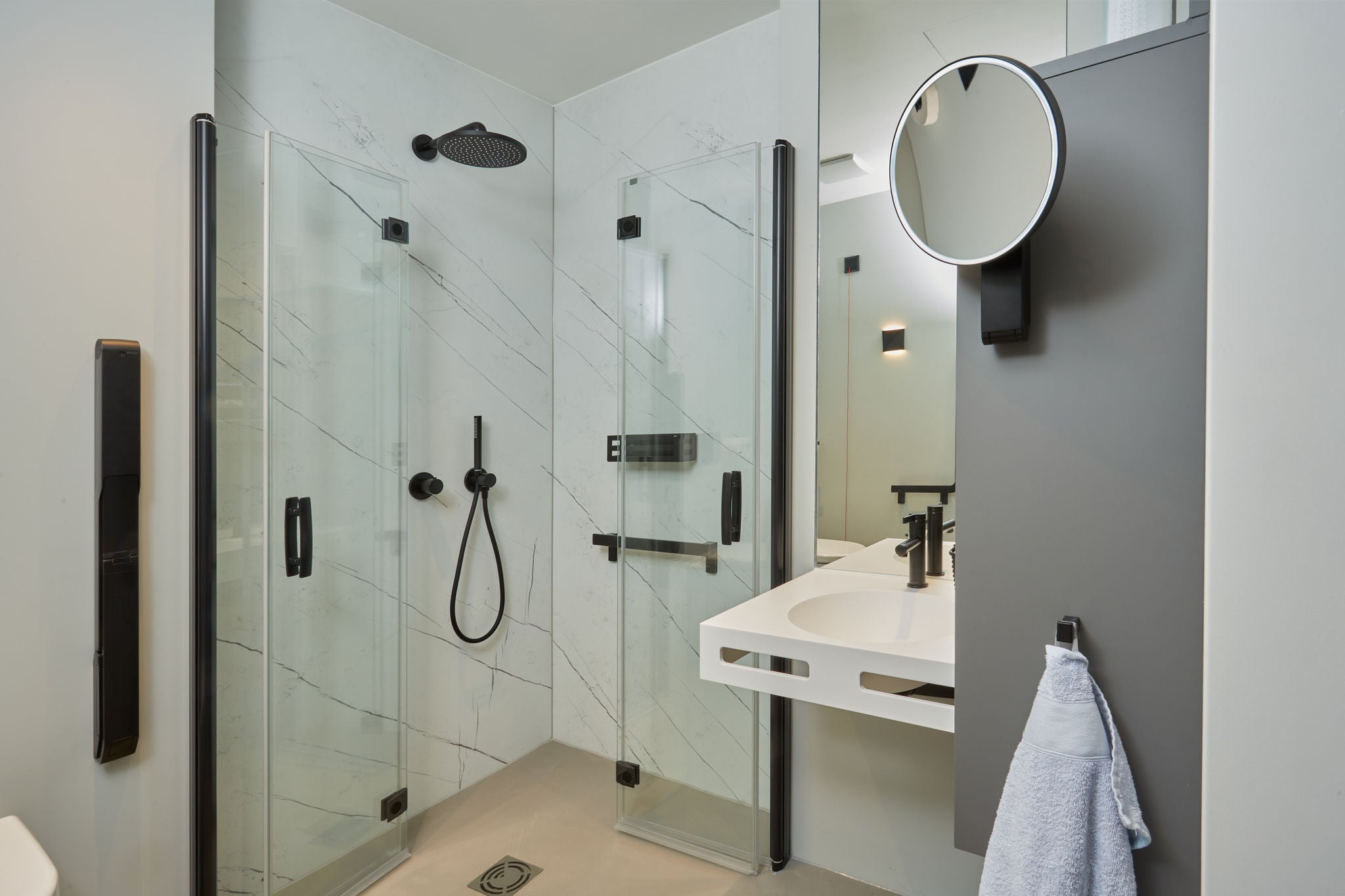 Black accessories from the COLLECTION AXESS and IXMO fittings in the shower in the hospital room at RWTH University Hospital in Aachen - Franziskus 