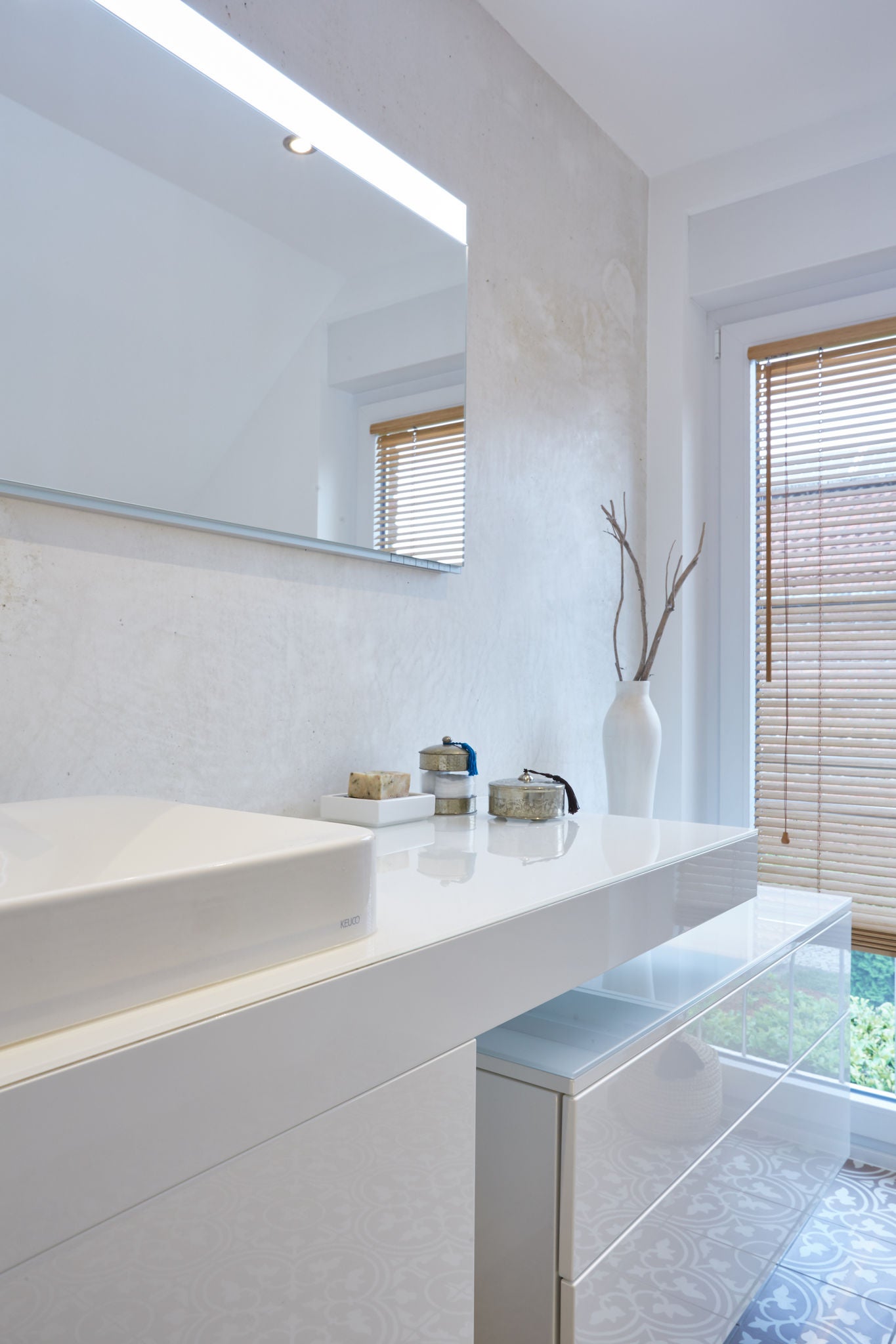 Private washbasin with EDITION 400 light mirror and side unit in Krefeld