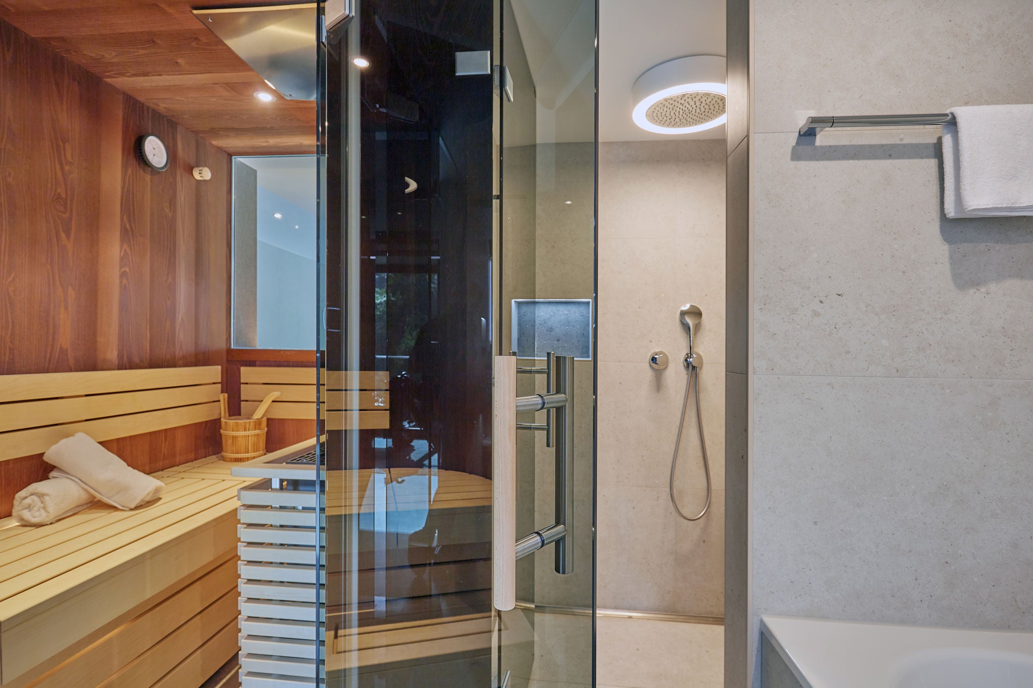SPA area in the VierJahreszeiten Suite in Iserlohn with shower luminaire with integrated shower head and IXMO shower fittings as well as COLLECTION PLAN towel holder