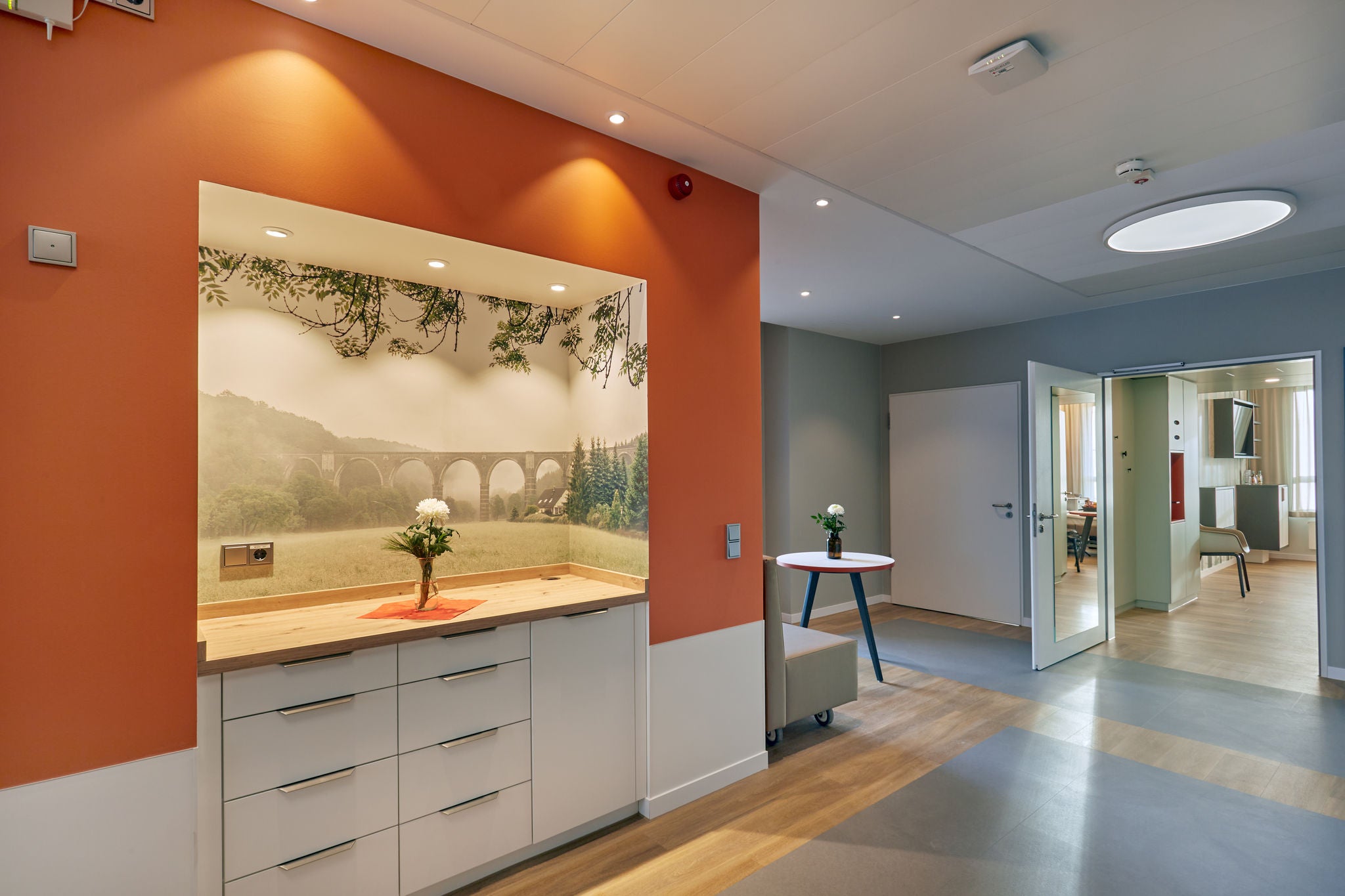 Flur mit orangefarbener Wand im DRK Krankenhaus Rabenstein in Chemnitz