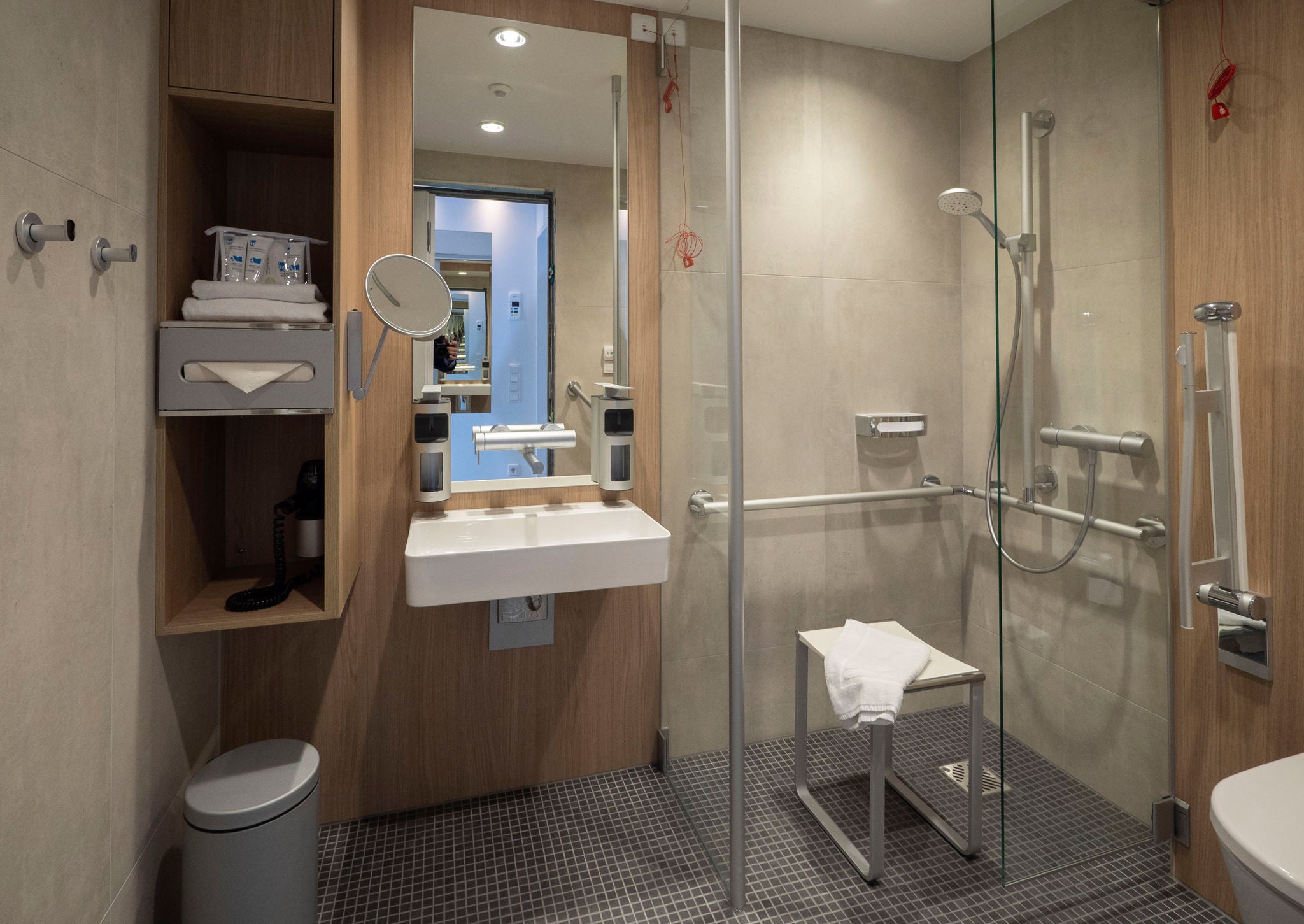 Waschtisch und Dusche mit PLAN CARE Accessoires und PLAN Armaturen im Krankenhaus Agaplesion