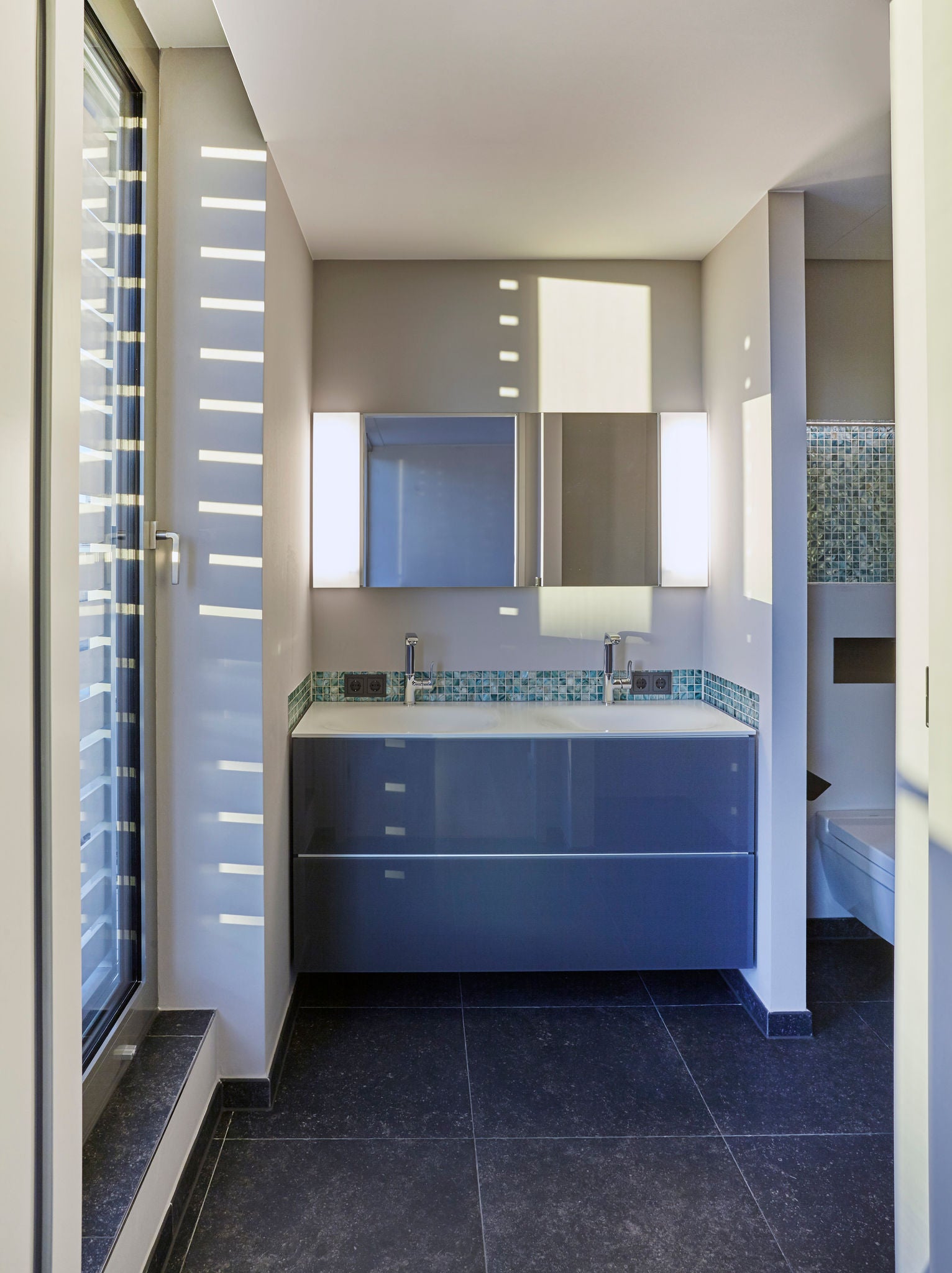 Blick frontal auf den Waschtischunterschrank der Edition 11 in Anthrazit