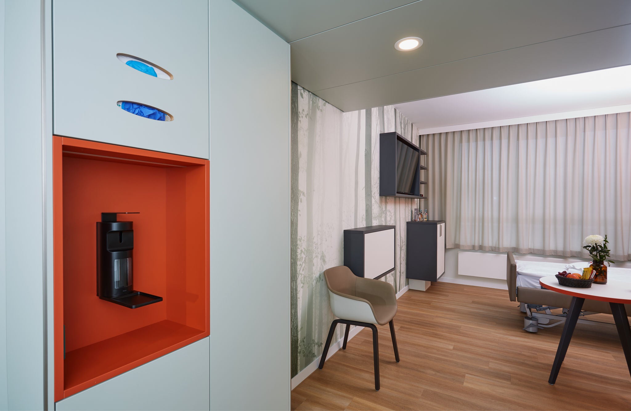 Schwarzer PLAN Desinfektionsmittelspender im DRK Krankenhaus Rabenstein in Chemnitz