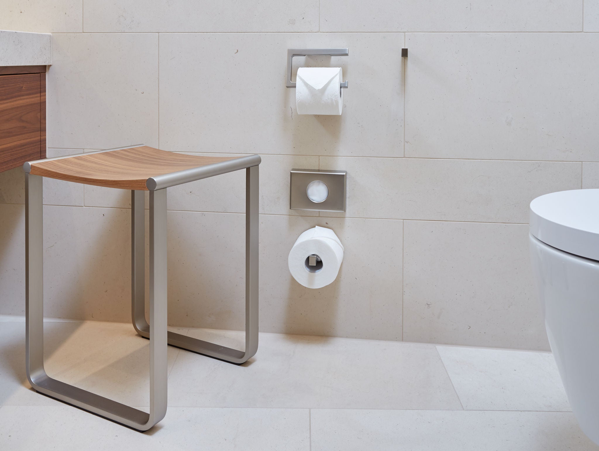 Bathroom with EDITION 11 accessories and PLAN bathroom stool at The Fontenay Hotel