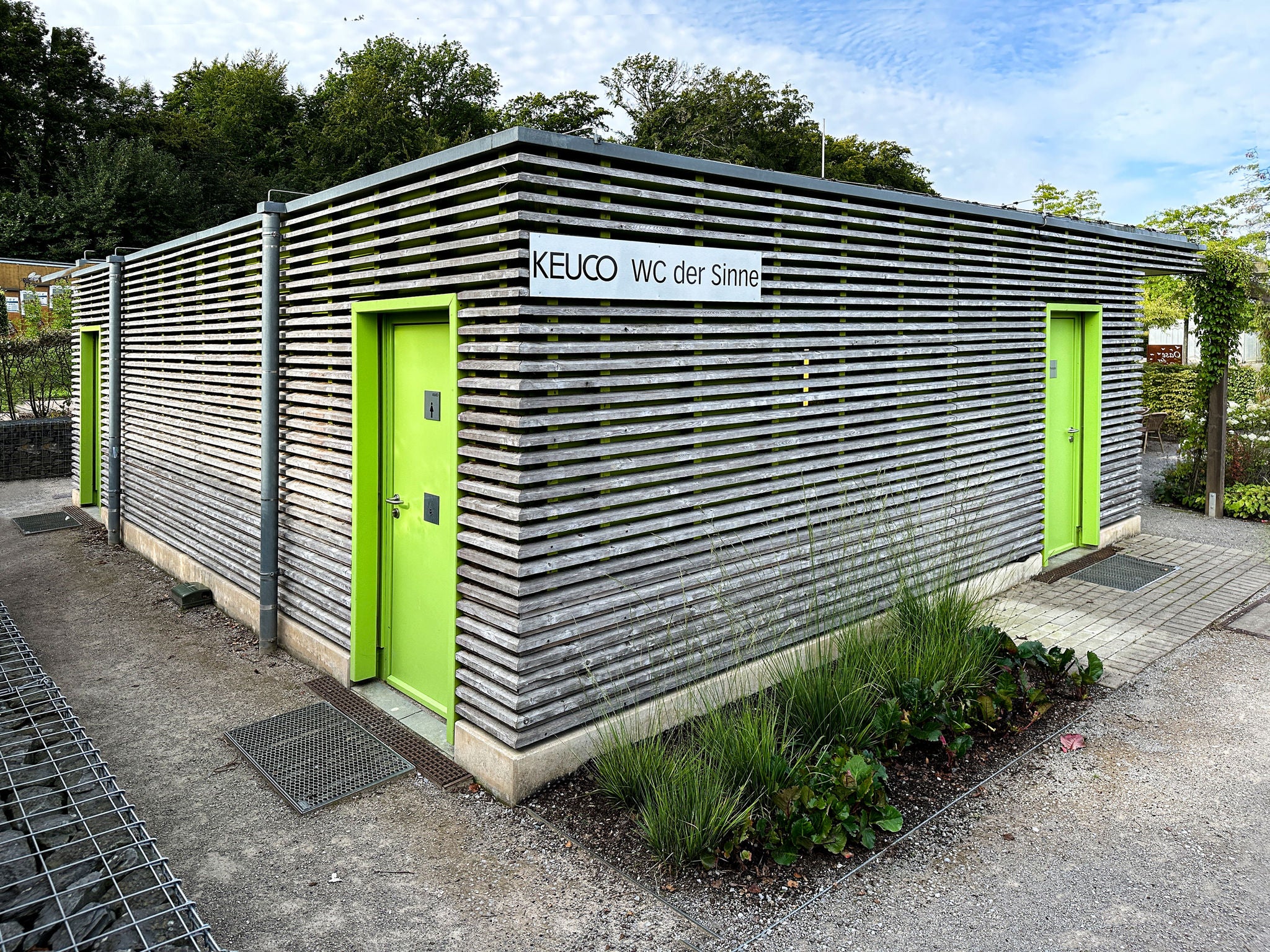 Hinweisschild "KEUCO WC der Sinne" Außenbereich des WC im Sauerlandpark Hemer