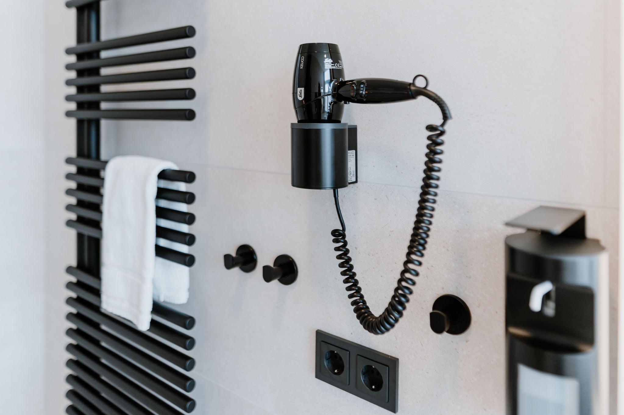 Haartrockner in Halterung im Krankenzimmer der Komfortstation - Ev. Krankenhaus Göttingen-Weende