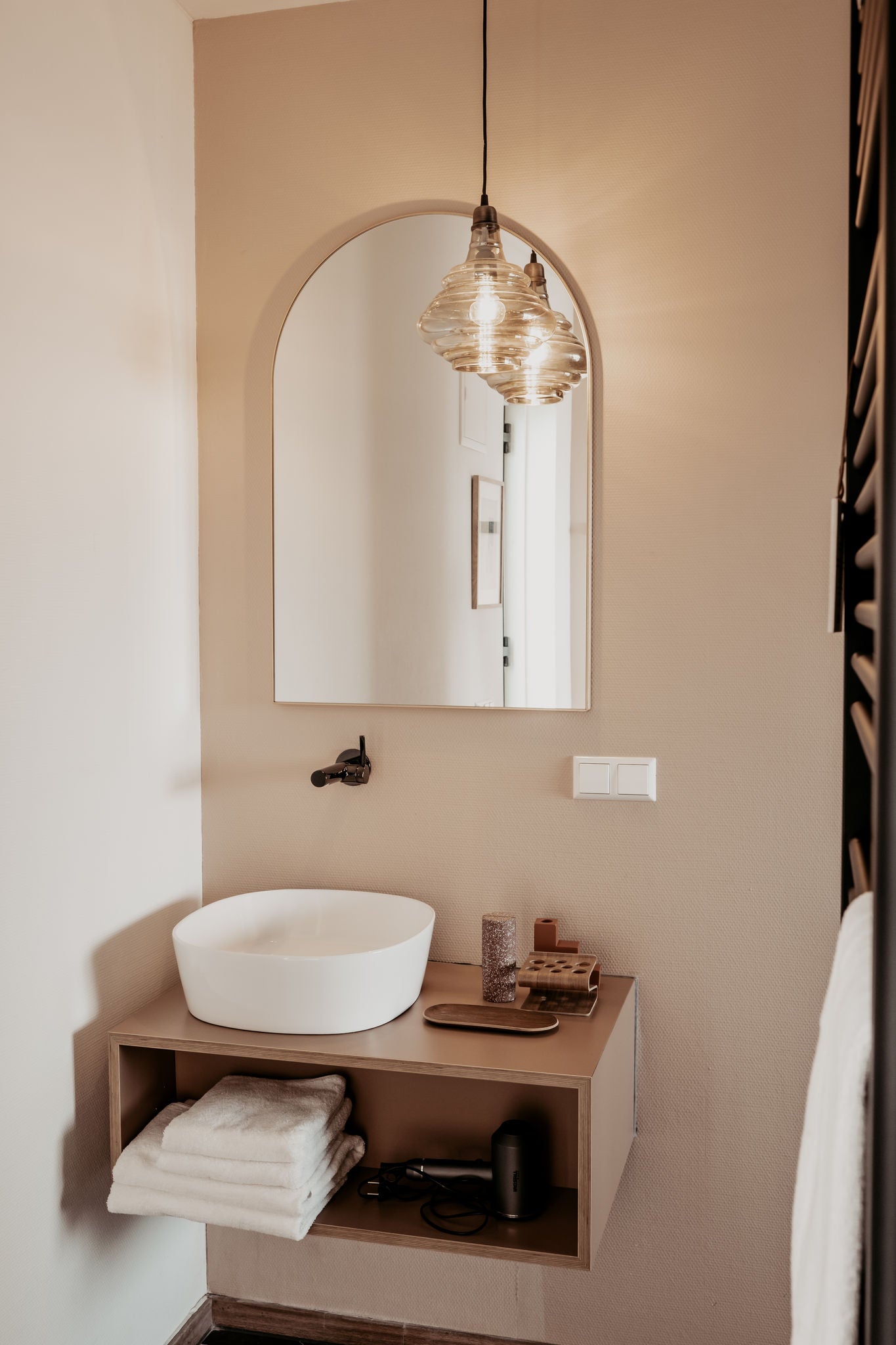 Waschtisch im Zoomers Hotel mit IXMO Armaturen in Schwarzchrom