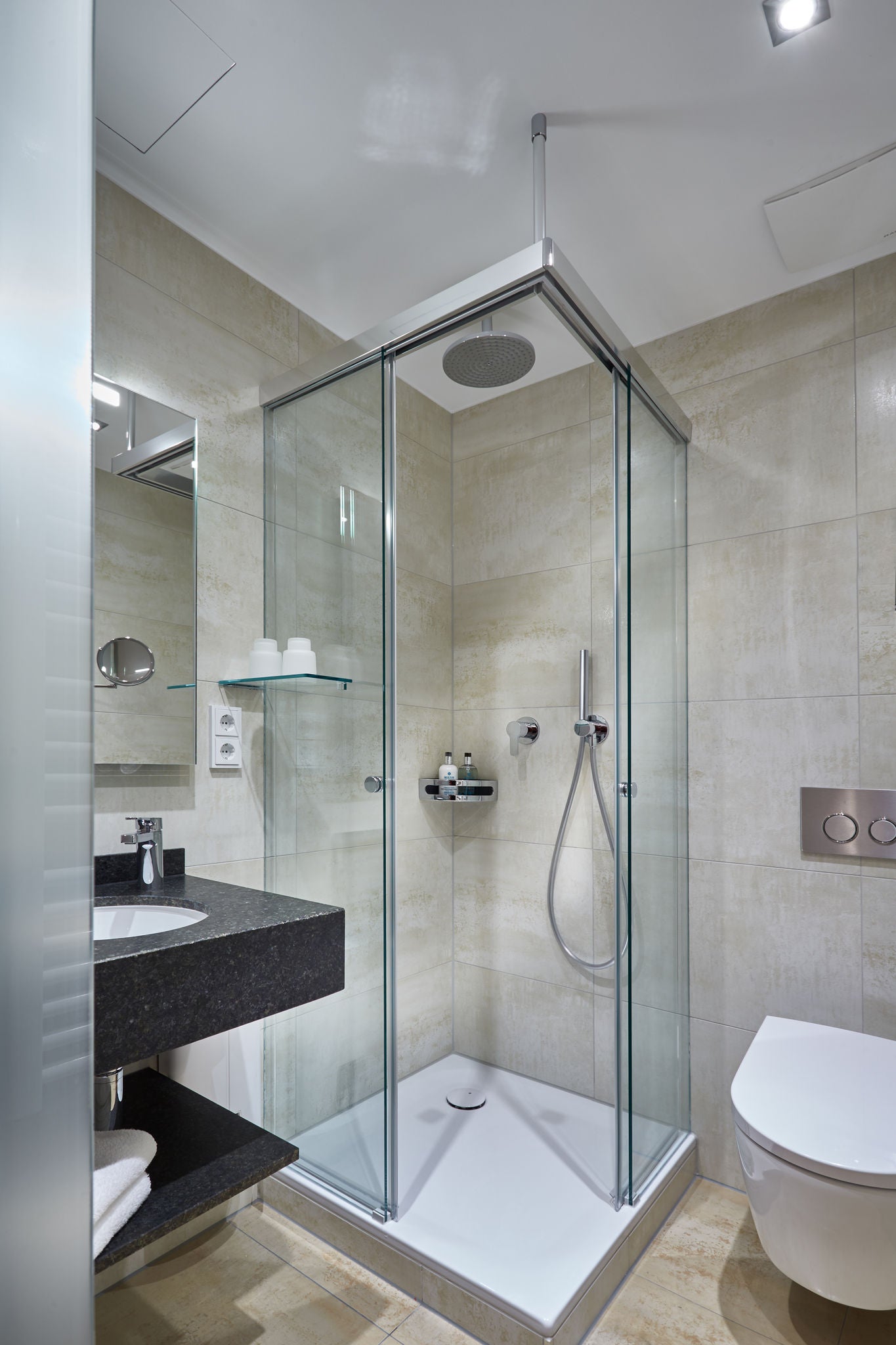 Shower, WC and washbasin with IXMO fittings and COLLECTION MOLL accessories in Hotel La Villa