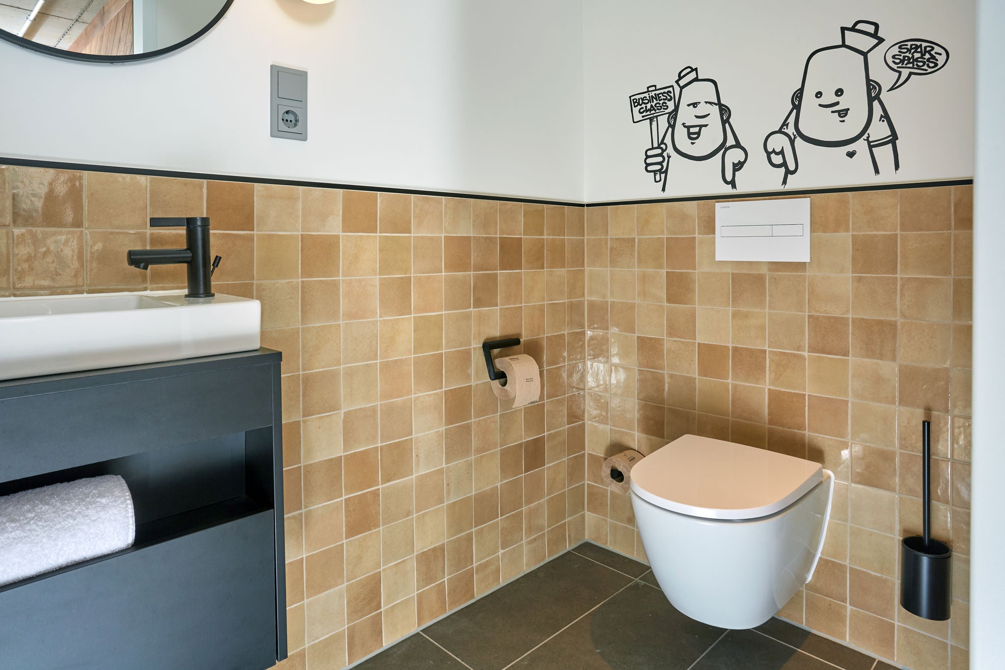 Bathroom in Villa Viva Hamburg with matt black fittings and accessories