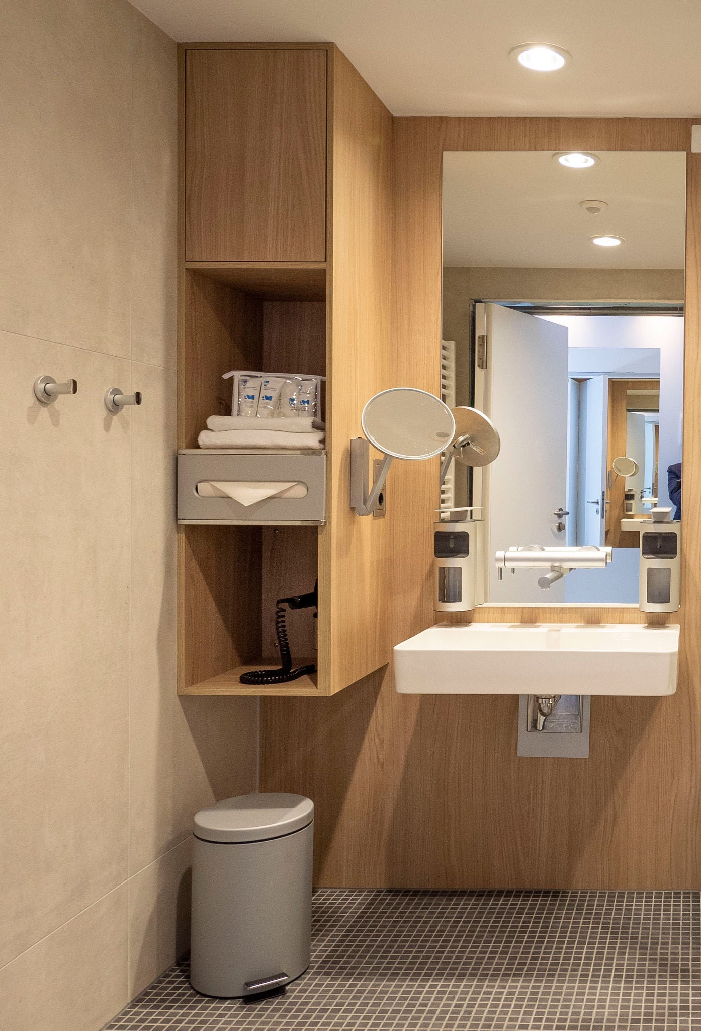 Agaplesion Hospital washbasin with PLAN CARE accessories and PLAN fittings