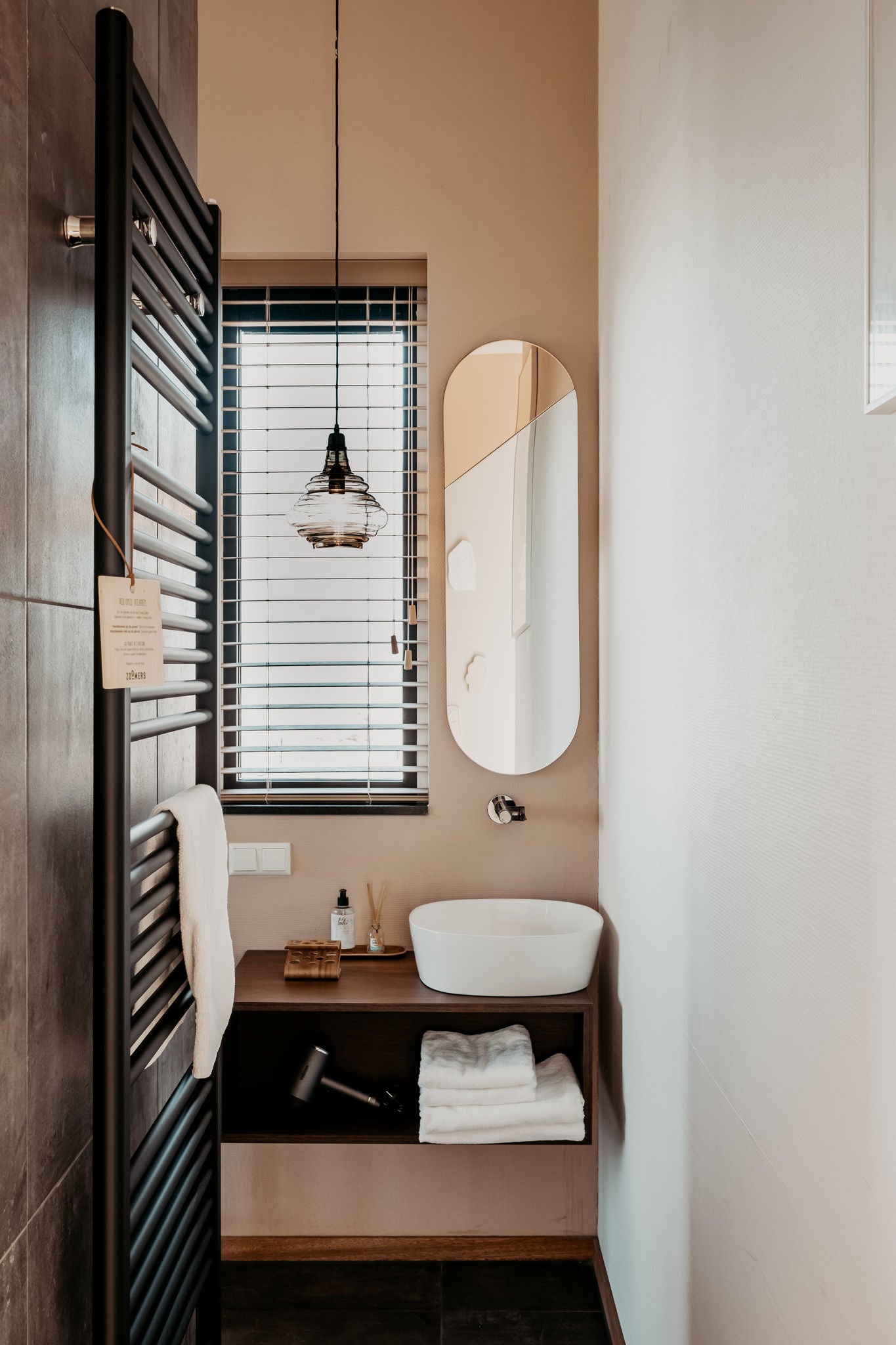 Washbasin in Zoomers Hotel with IXMO fittings in black chrome
