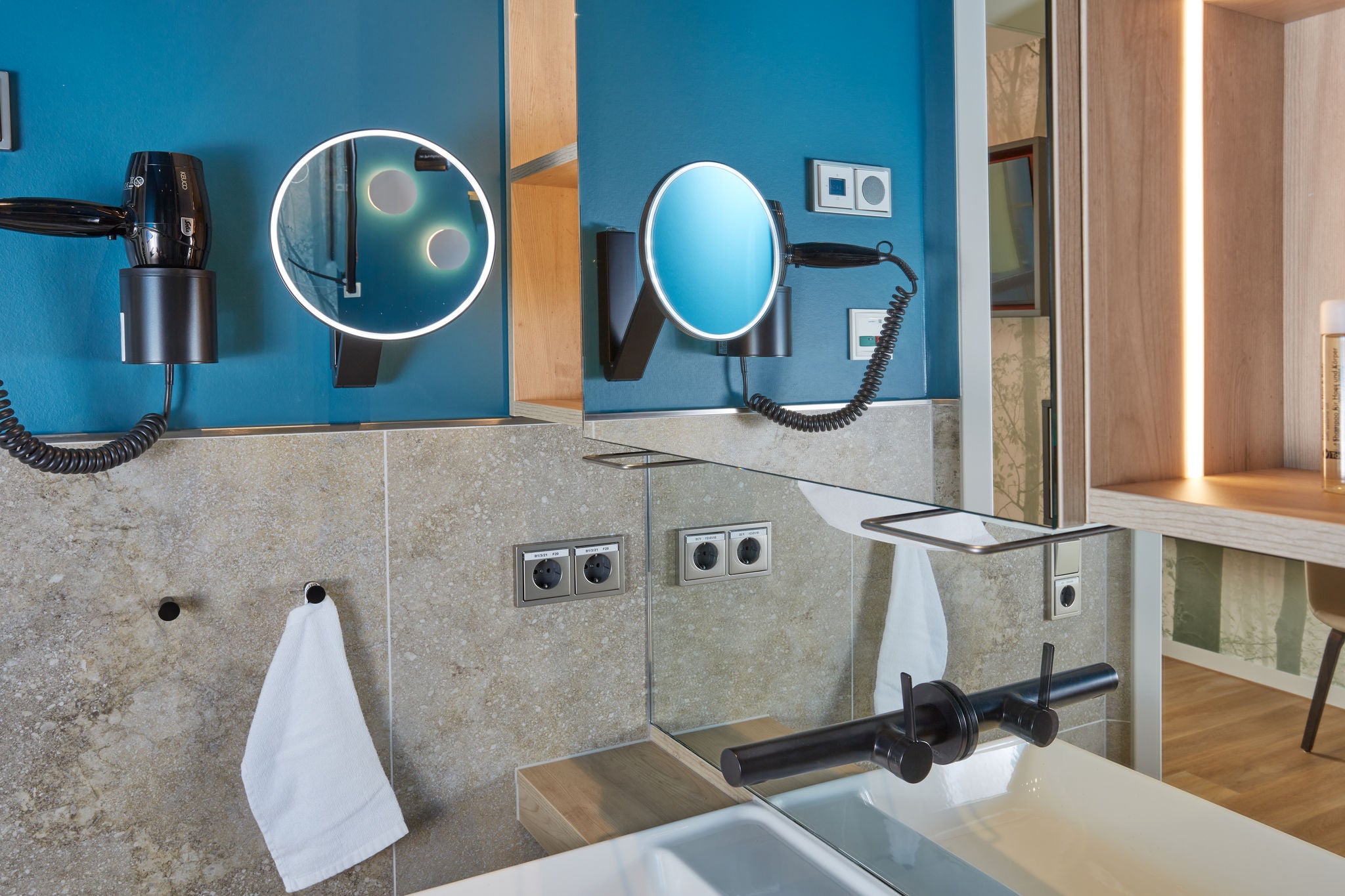 Waschtisch mit iLook_move Kosmetikspiegel und IXMO Wandauslaufarmatur in Schwarz im DRK Krankenhaus Rabenstein in Chemnitz