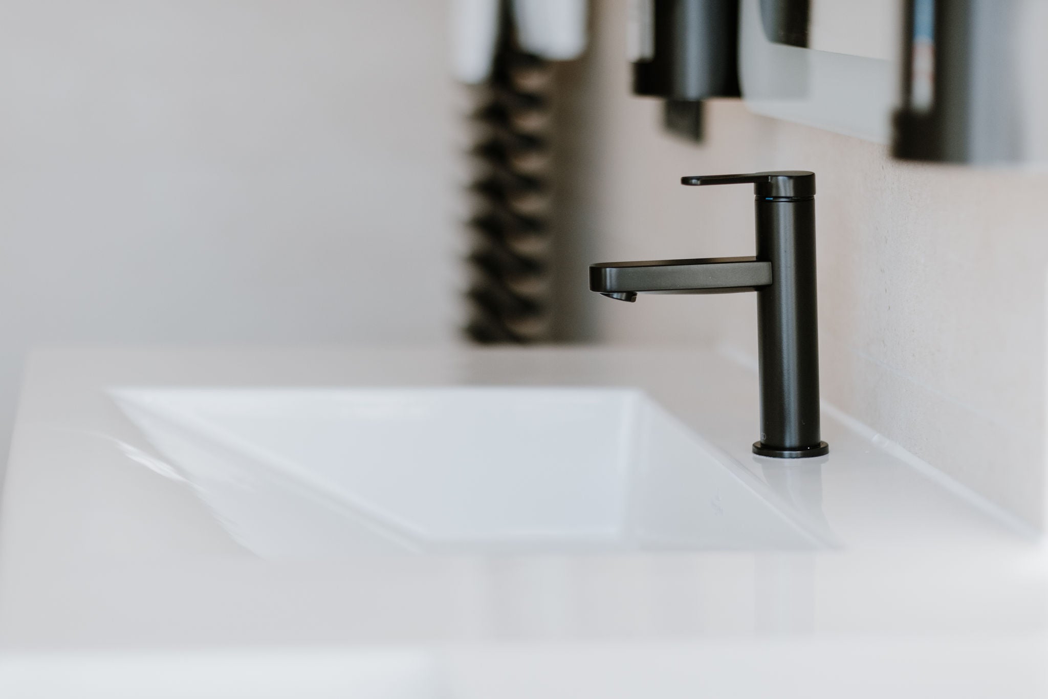 Schwarzer Einhebel-Waschtischmischer IXMO Flat im Komfortzimmer des Ev. Krankenhaus Göttingen-Weende