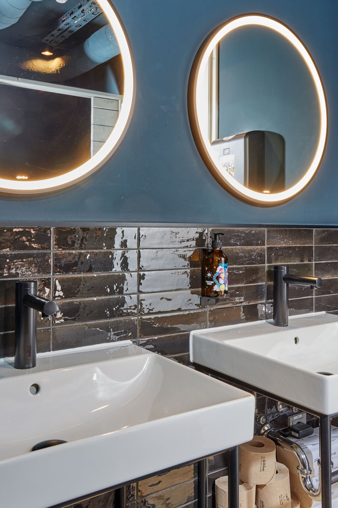 Bathroom in Villa Viva Hamburg with matt black fittings
