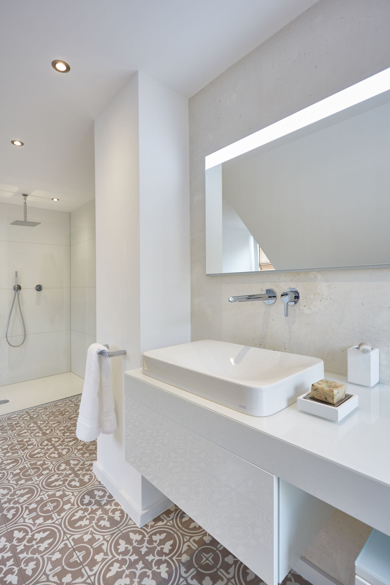 Washbasin with EDITION 400 fitting, light mirror and side unit in a private house in Krefeld