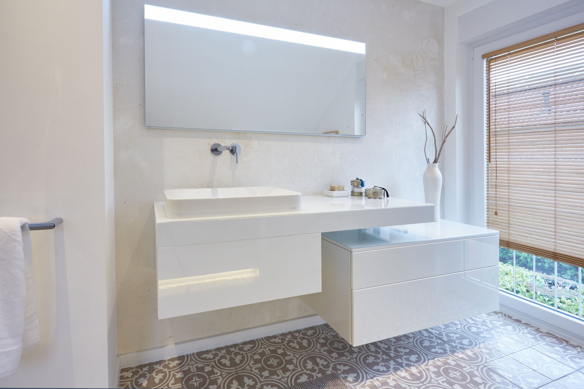Washbasin with EDITION 400 fitting, light mirror and side unit in a private house in Krefeld
