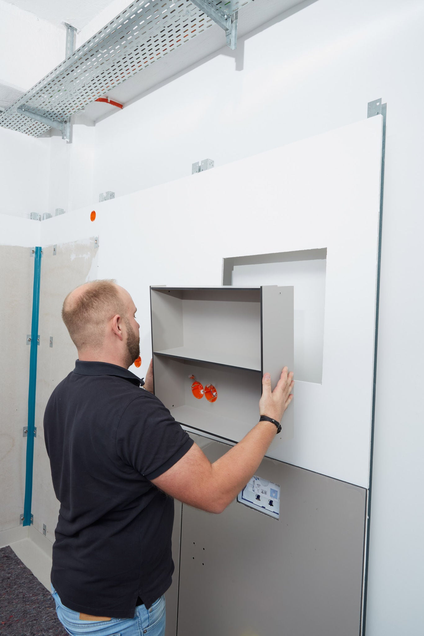 Handwerker bauen eine systemische Badlösung auf