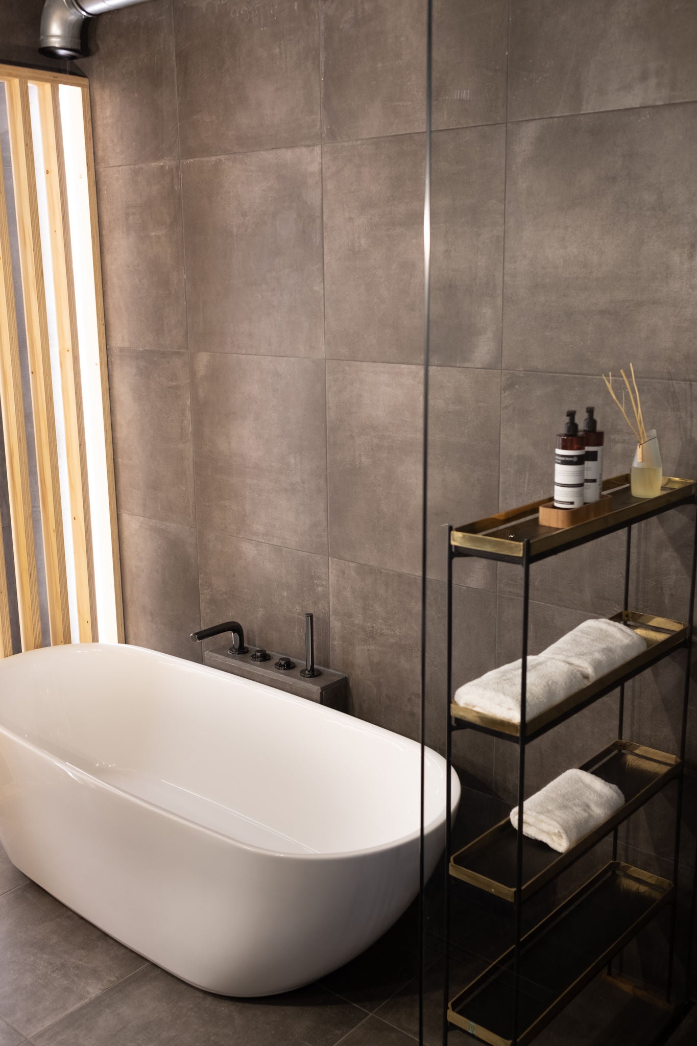 Bath tub in the Zoomers Hotel with EDITION 400 fitting in black chrome