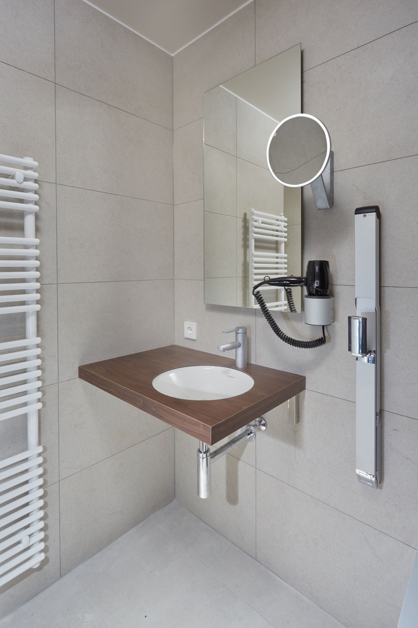 Washbasin with PLAN BLUE fitting, iLook_move and hair dryer in the Eisenberg rehabilitation clinic
