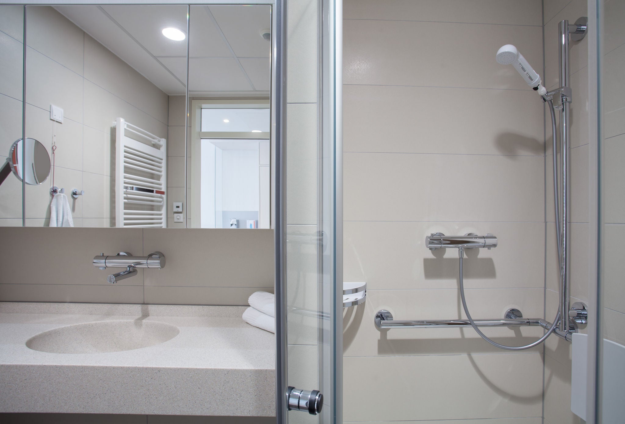 Lungenklinik Hemer Bad mit Kosmetikspiegel und Accessoires der Serie PLAN Care