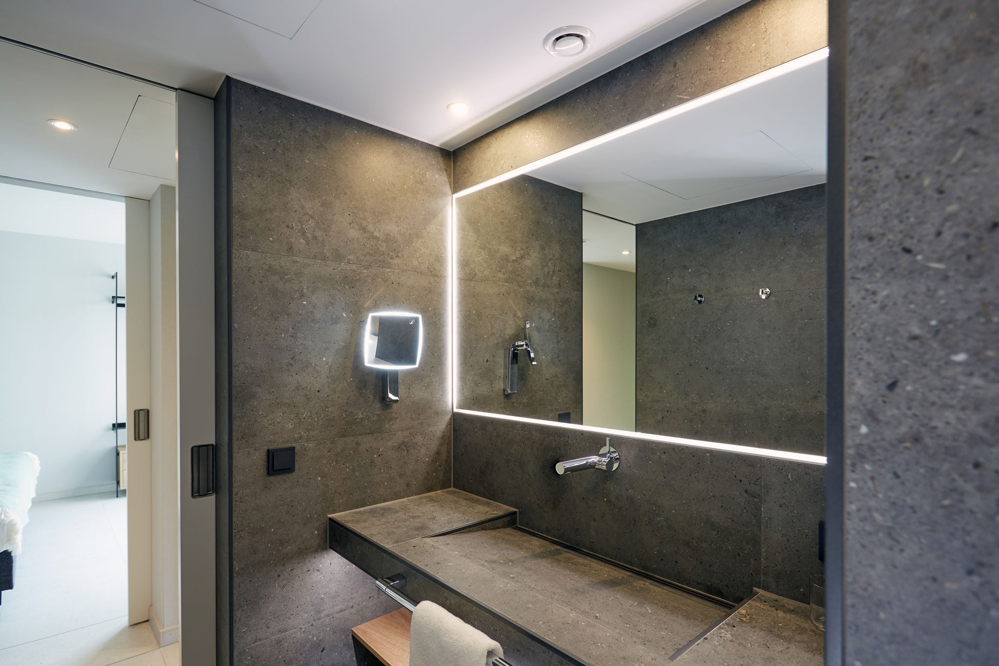 Washing area in the bathroom of the suite in the VierJahreszeiten Iserlohn with cosmetics mirror