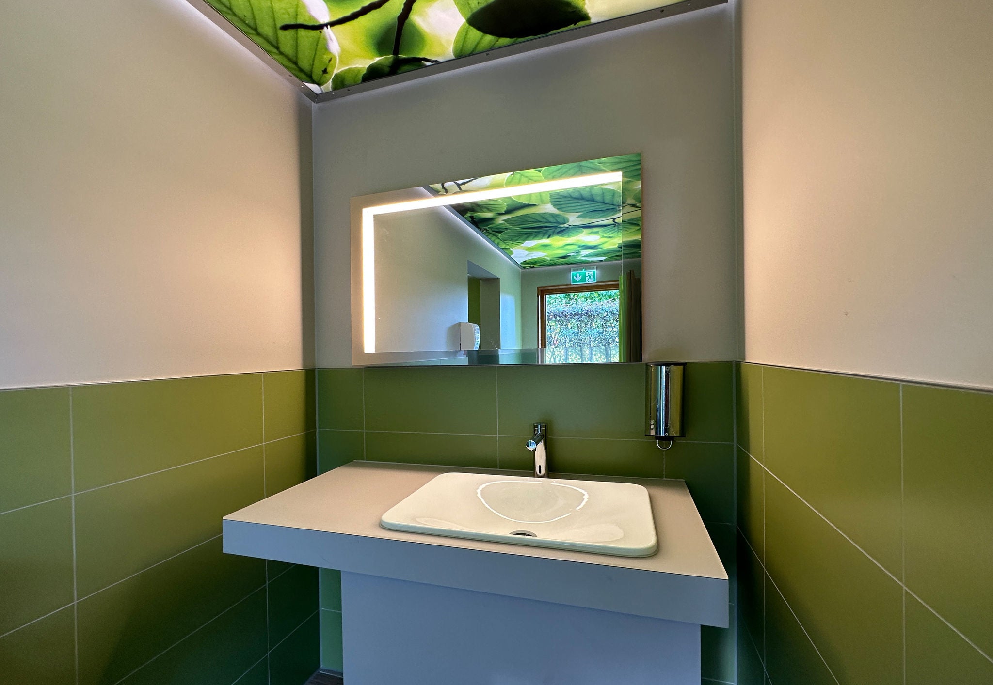 WC im Sauerlandpark Hemer mit IXMO Sensor-Waschtischmischer und Plan Lotionspender