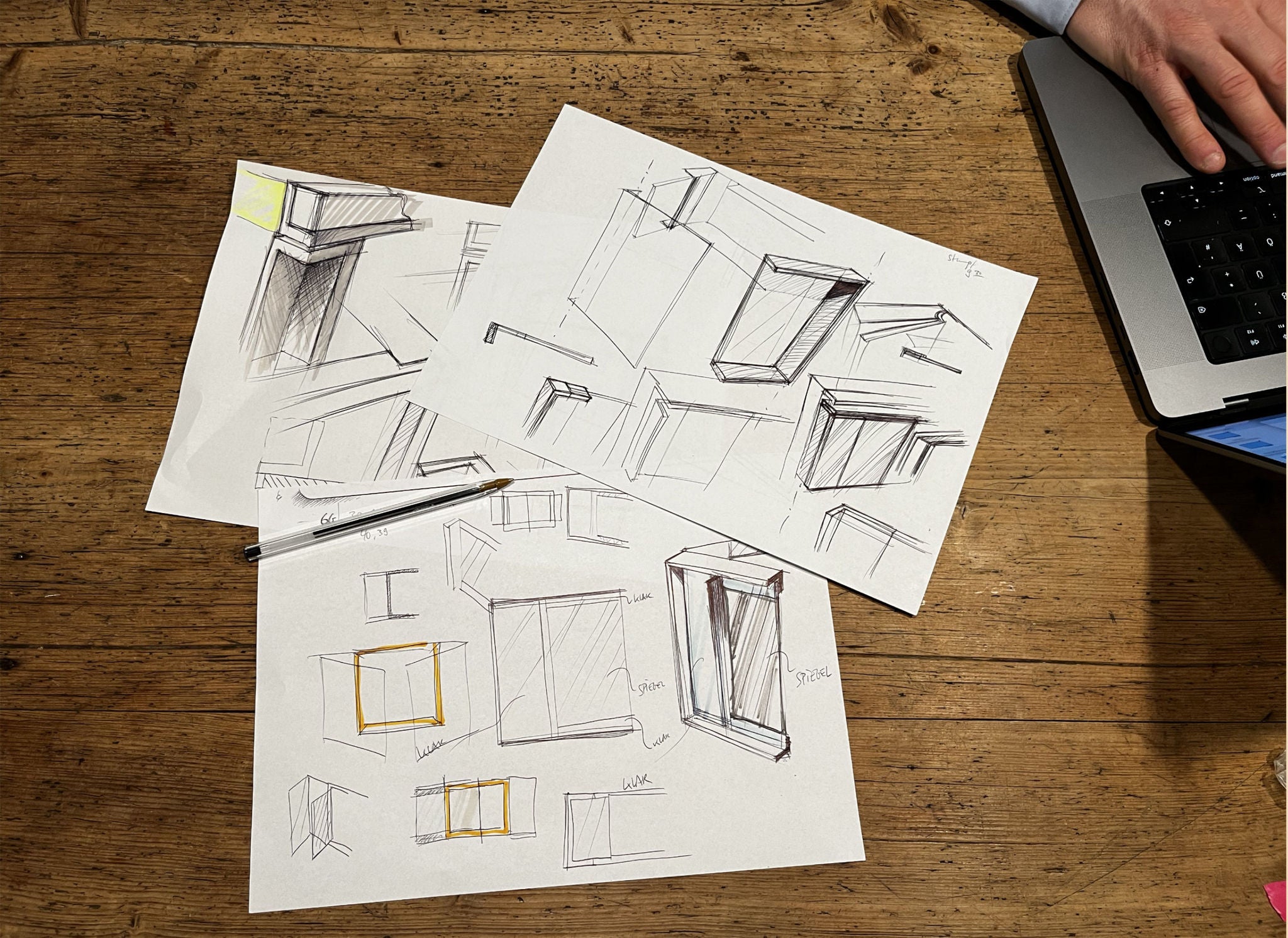 Skizzen Blisse-Zetsche auf Holztisch