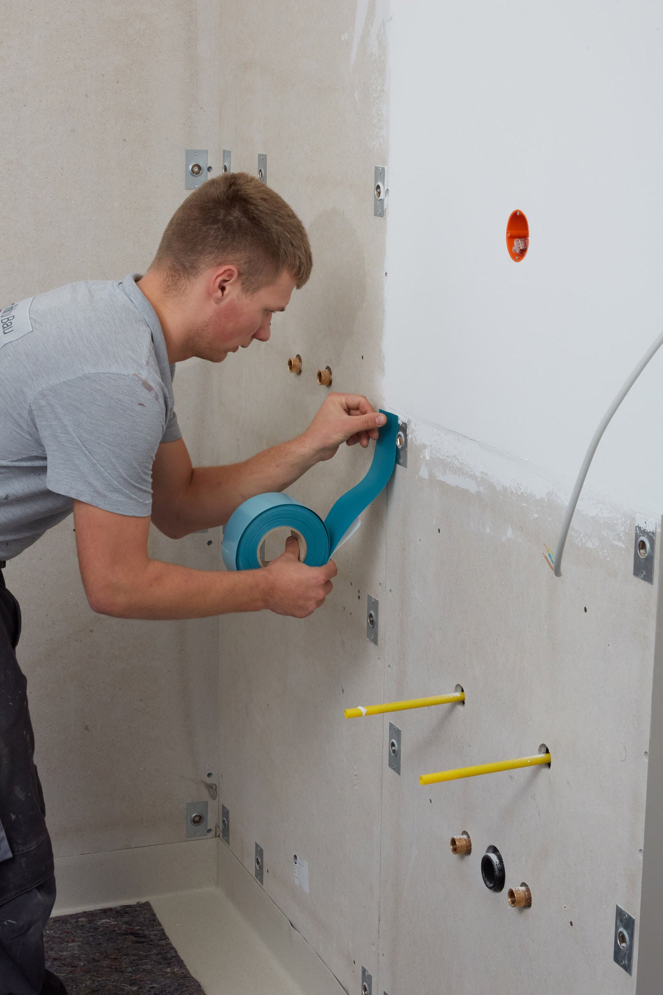 Handwerker beim Live-Aufbau einer systemischen Badlösung