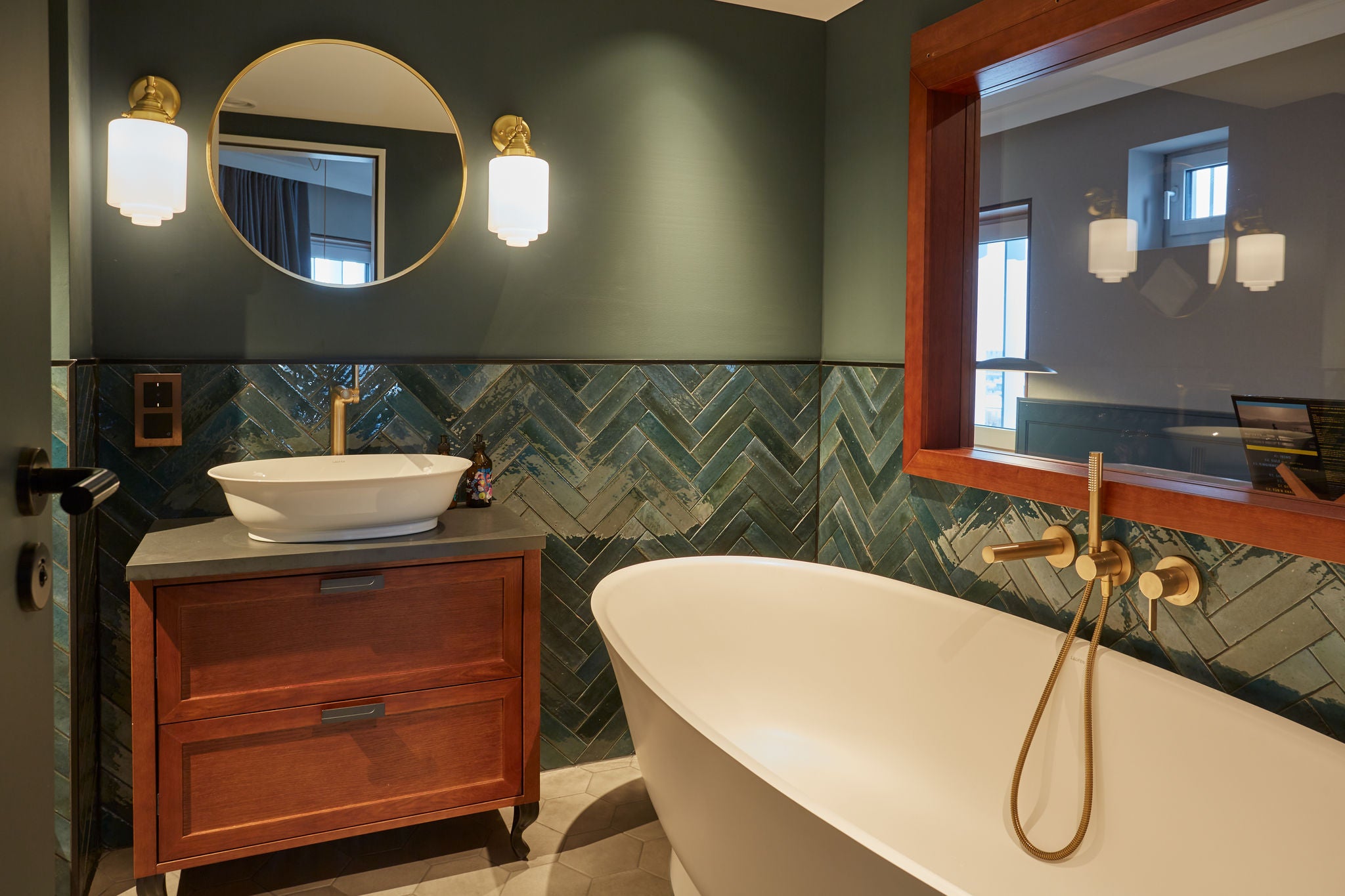 Bath tub and washbasin in the Delay Suite in Villa Viva Hamburg with brushed bronze EDITION 400 fittings