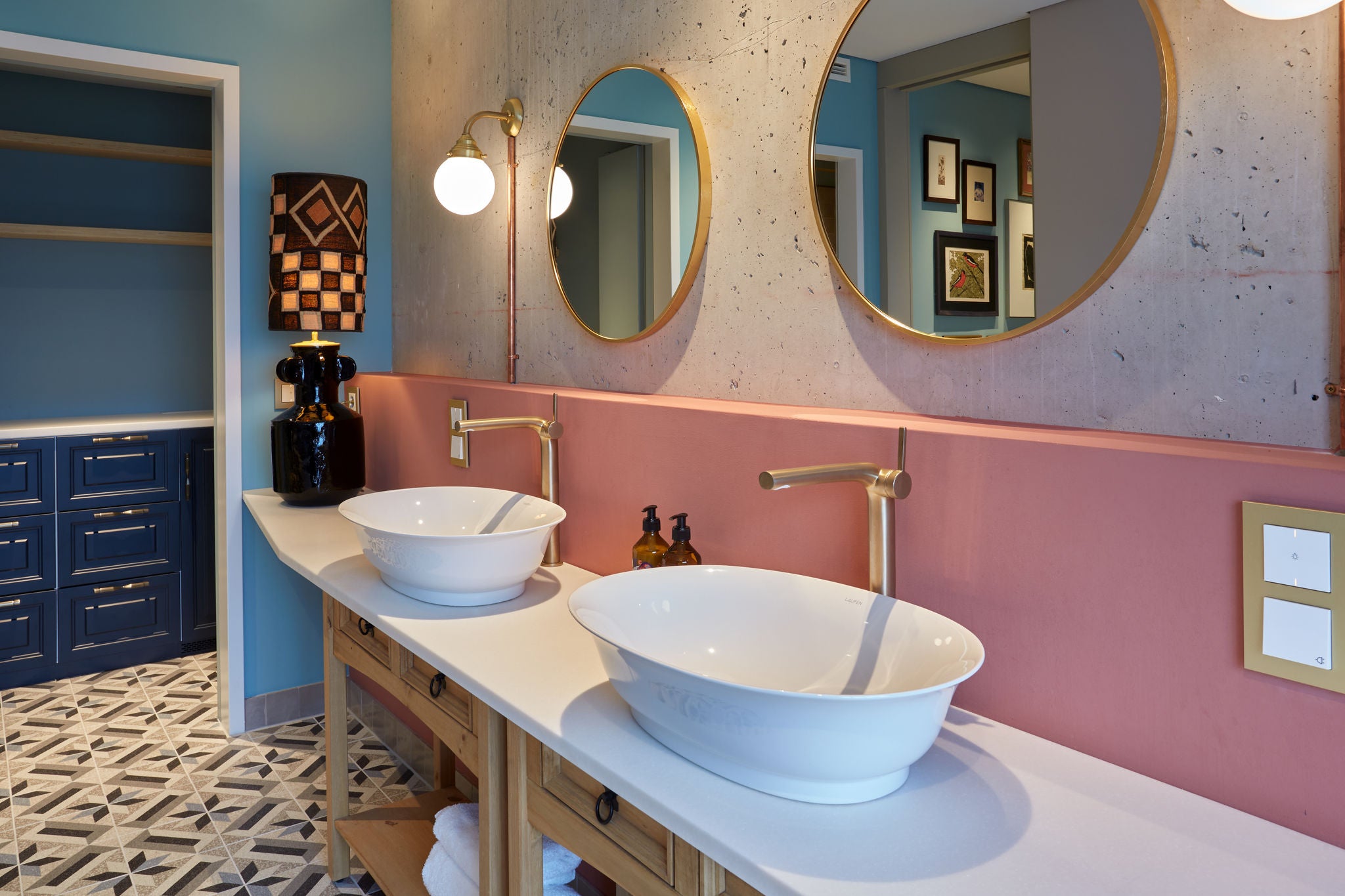 Washbasin in the Schoeneberger Suite in Villa Viva Hamburg with brushed bronze EDITION 400 fittings