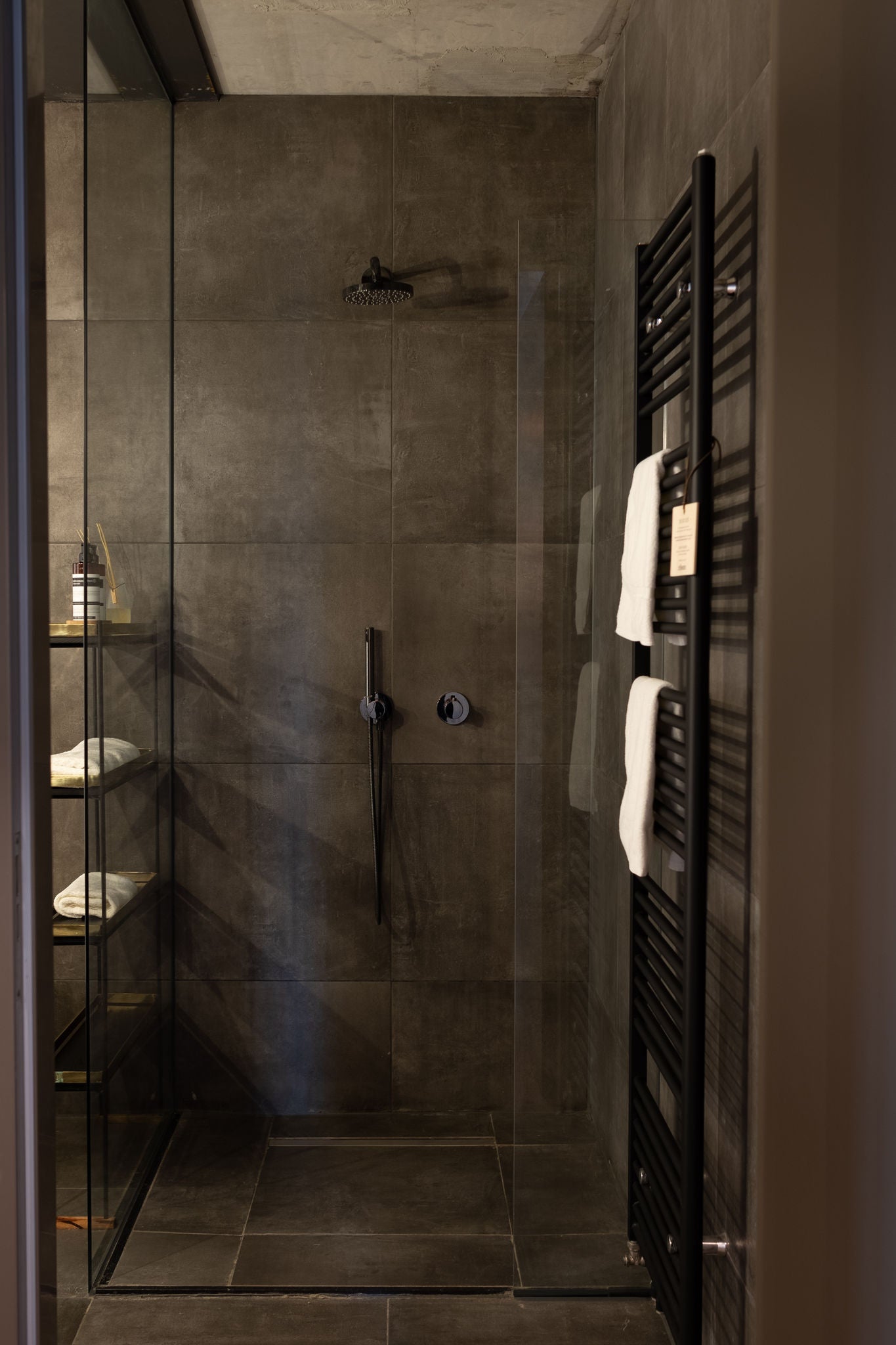 Shower in Zoomers Hotel with IXMO fittings in black chrome