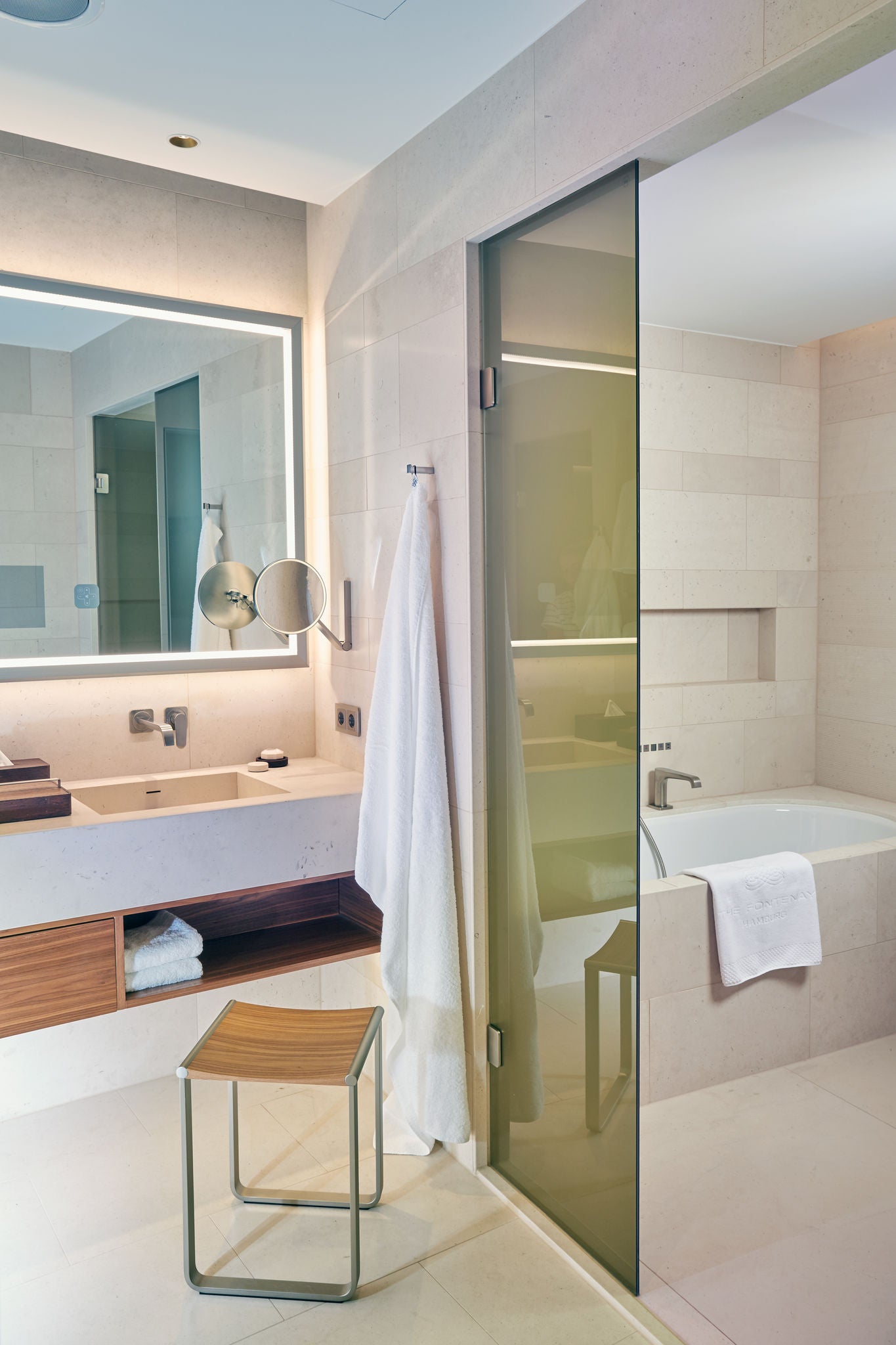 Waschtisch mit iLook_move und PLAN Hocker im The Fontenay Hotel