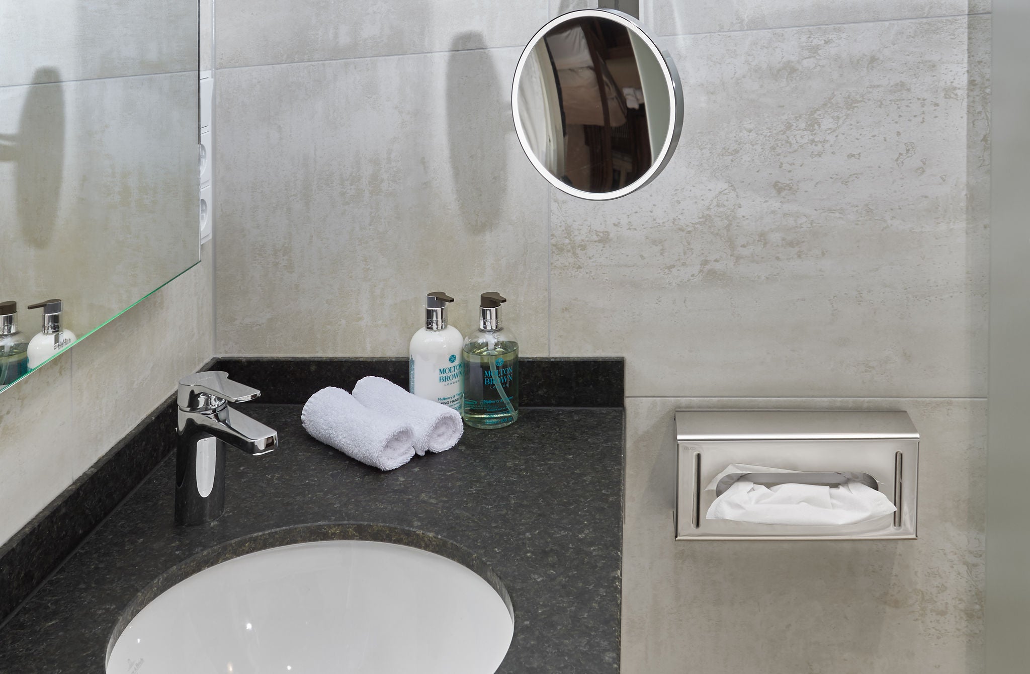 La Villa Hotel washbasin with COLLECTION MOLL fitting