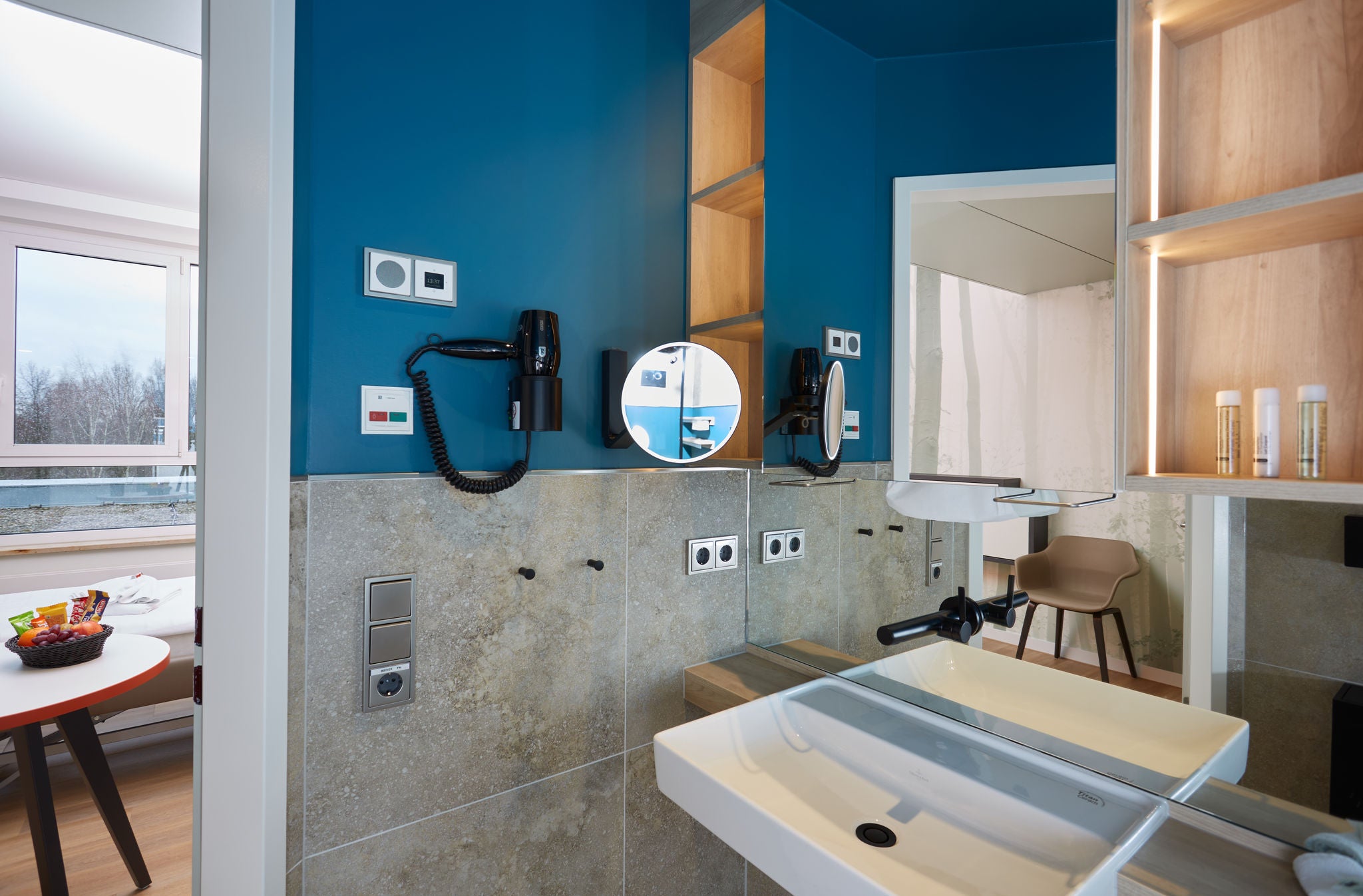 Waschplatz mit iLook_move Kosmetikspiegel und IXMO Wandauslaufarmatur Pure in schwarz matt im DRK Krankenhaus Rabenastein in Chemnitz