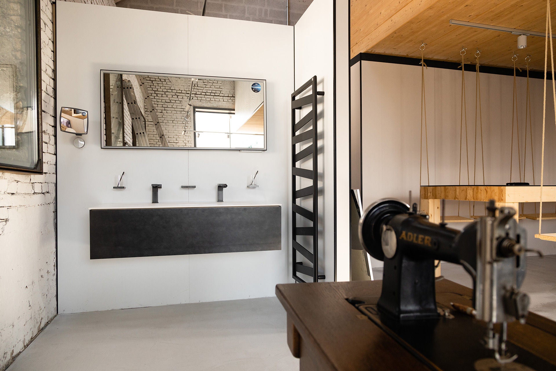 BLACK CONCEPT Waschtisch mit EDITION 11 Armaturen, Lichtspiegel und Kosmetikspiegel