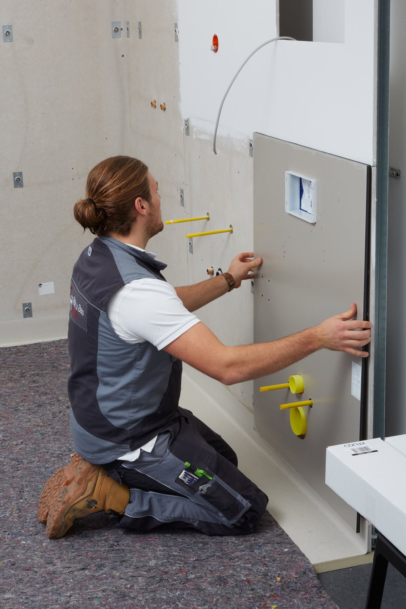 Handwerker bauen eine systemische Badlösung auf