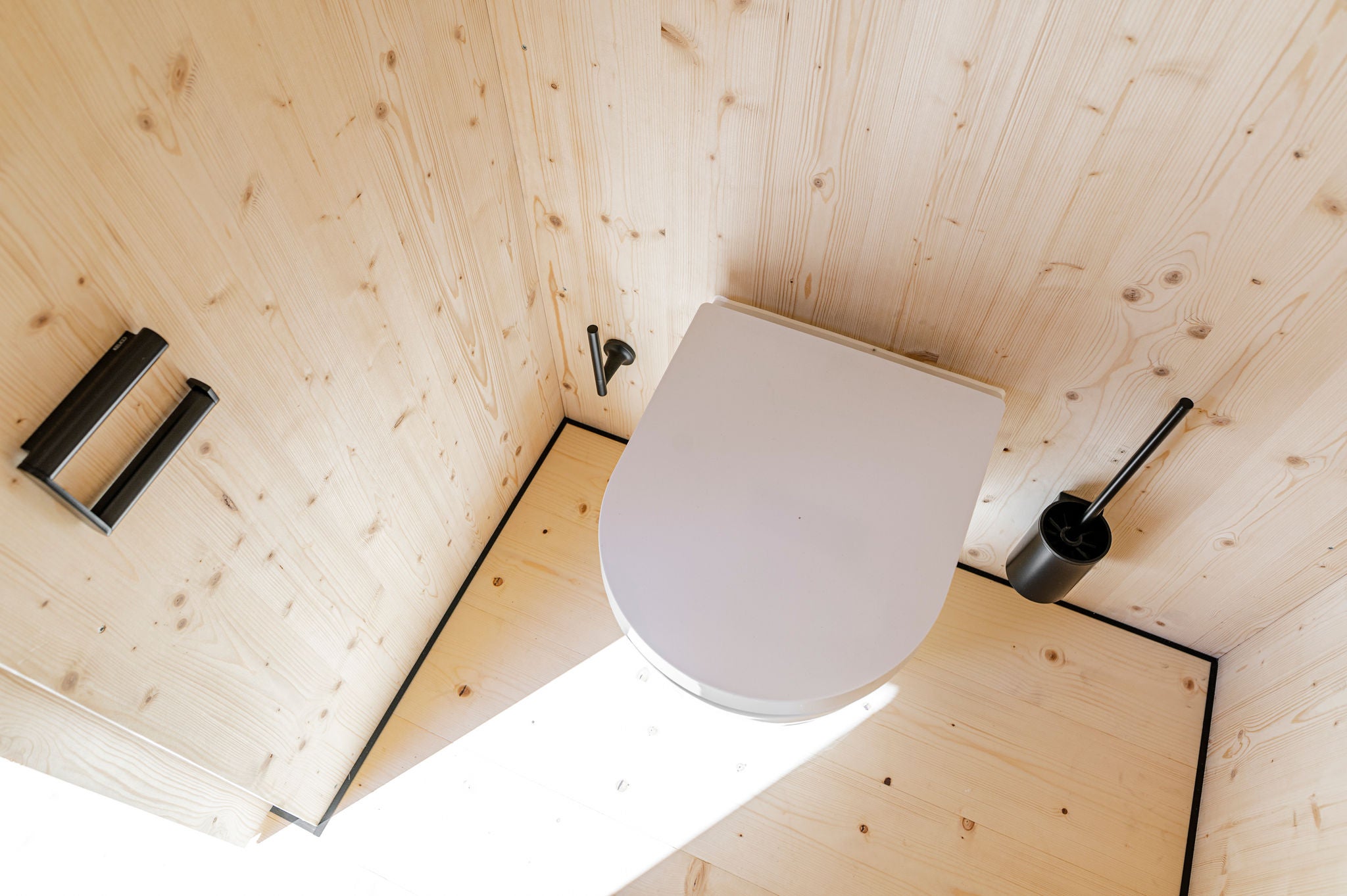WC mit KEUCO BLACK SELECTION Accessoires im MIMA Minimalhaus
