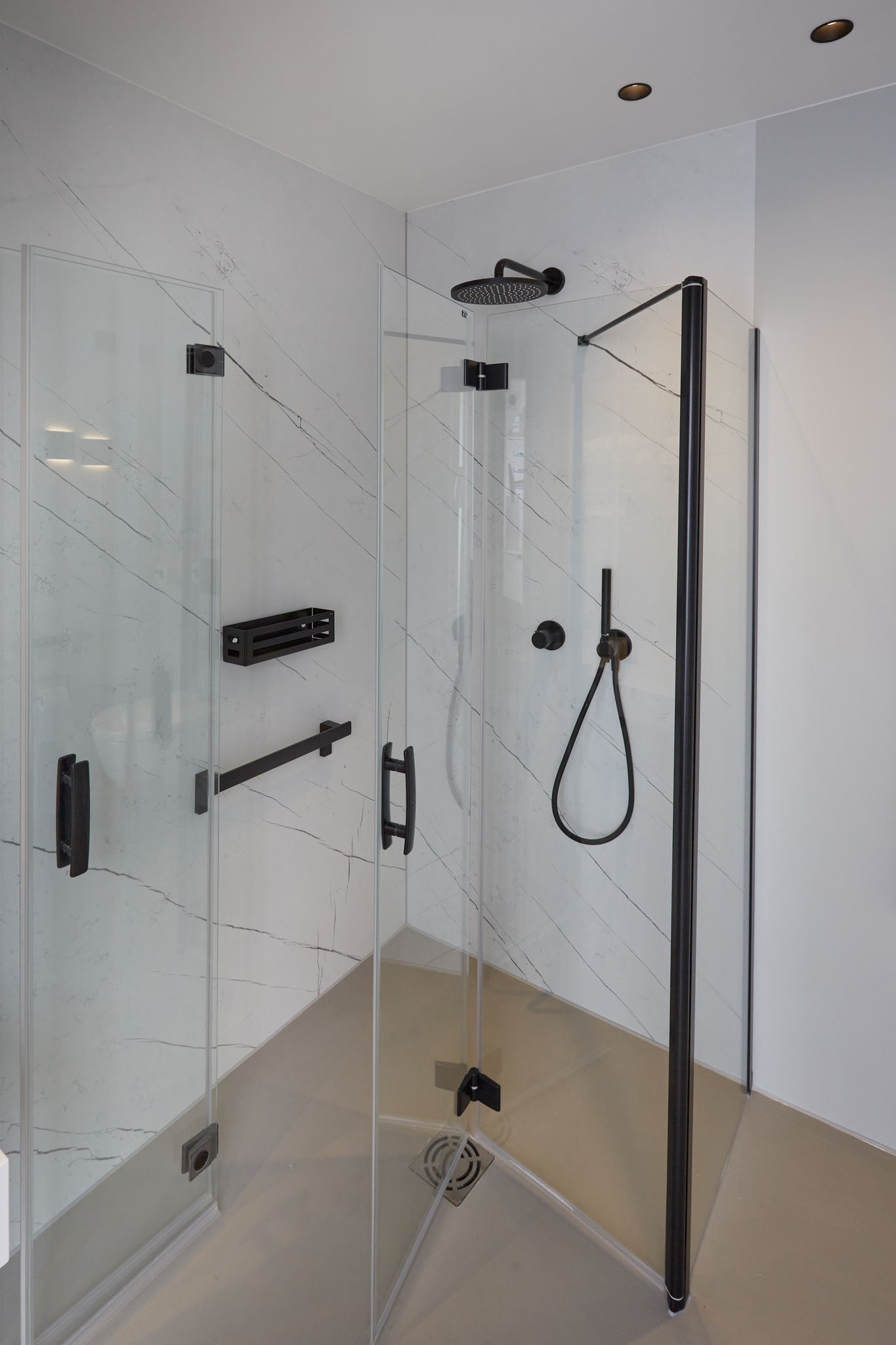 Black fittings, grab bar and shower basket in the shower area of the RWTH Aachen-Franziskus University Hospital room