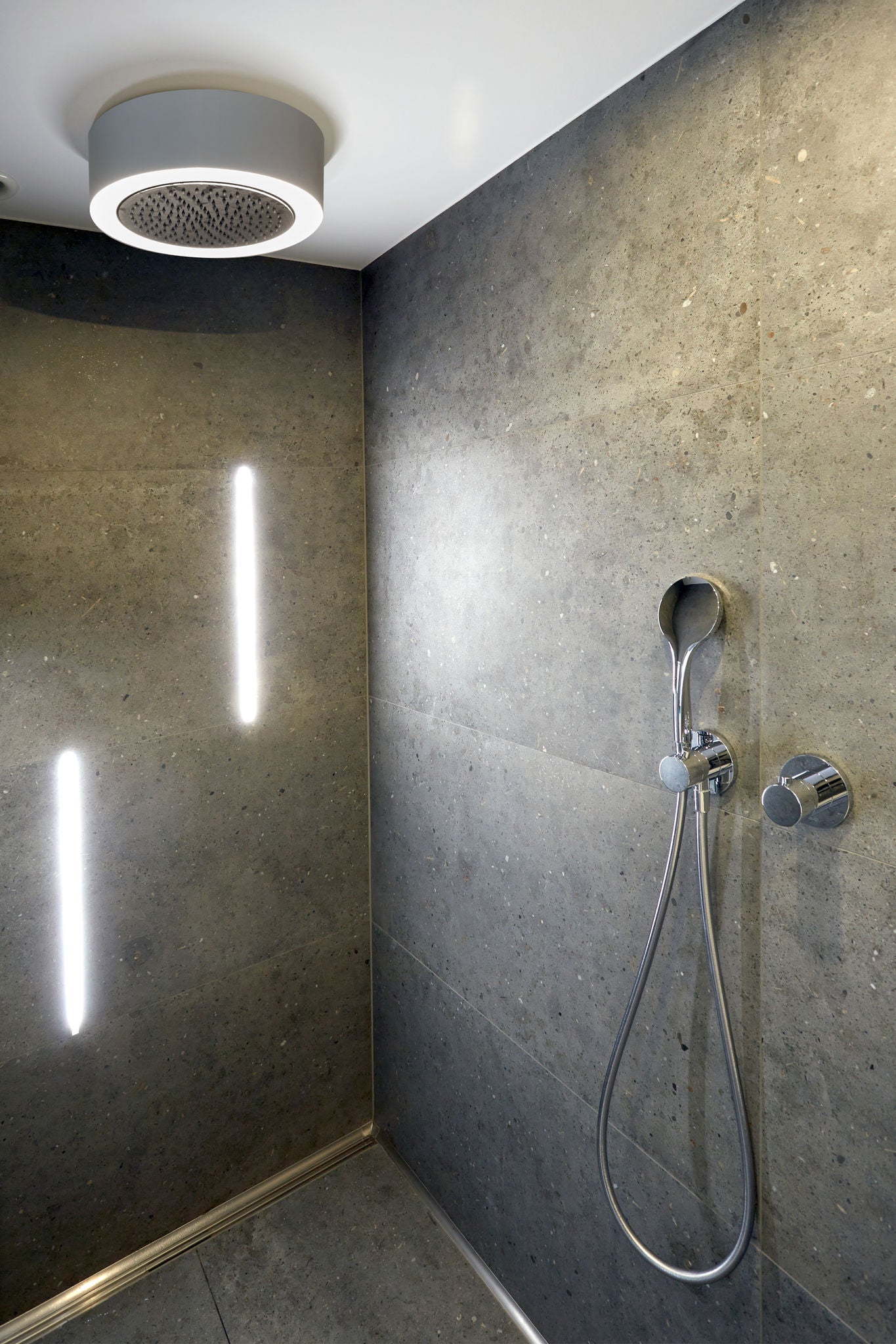 Shower with shower luminaire with integrated shower head and IXMO shower fittings in the VierJahreszeiten Hotel in Iserlohn