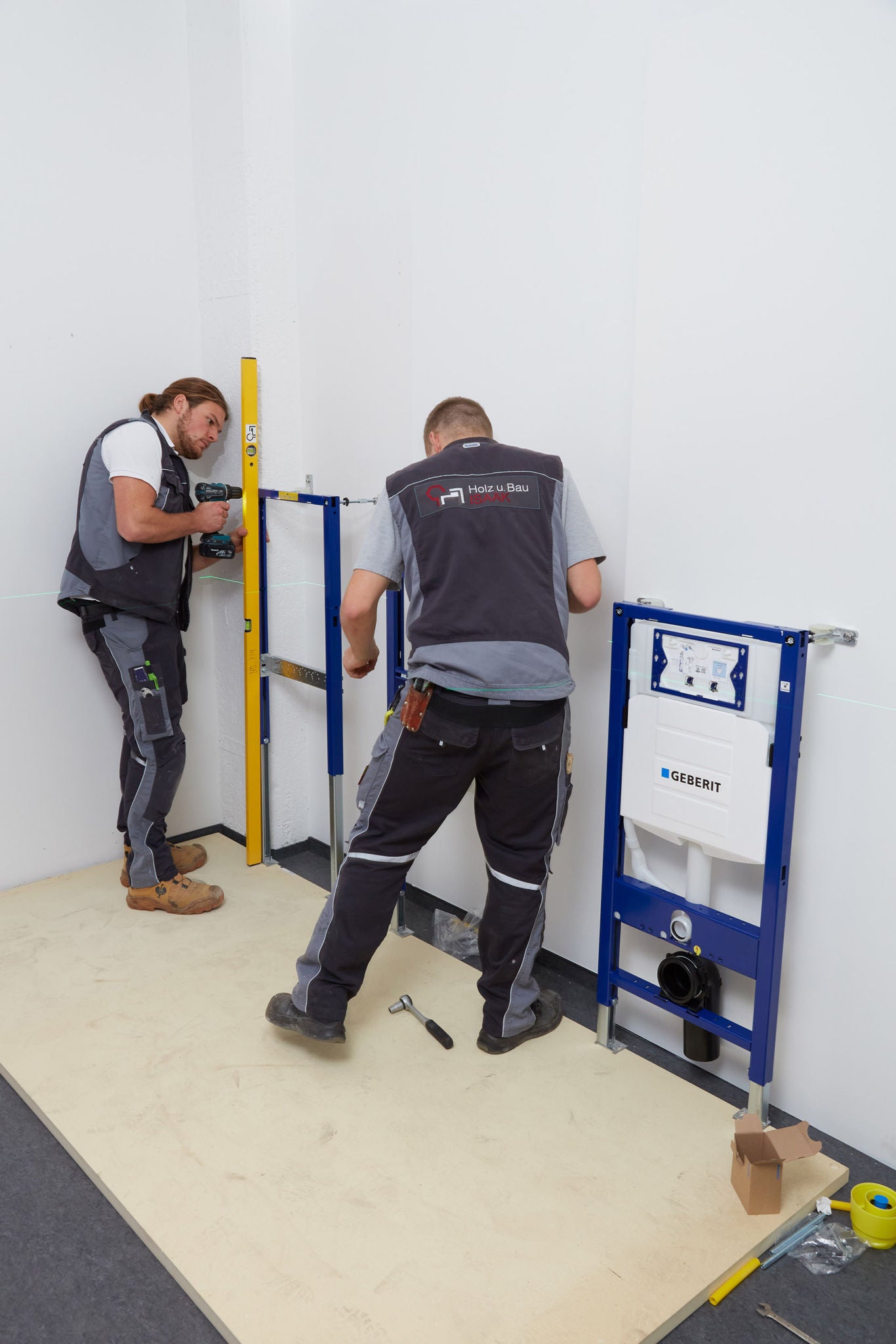 Handwerker montieren Elemente der systemischen Badlösung