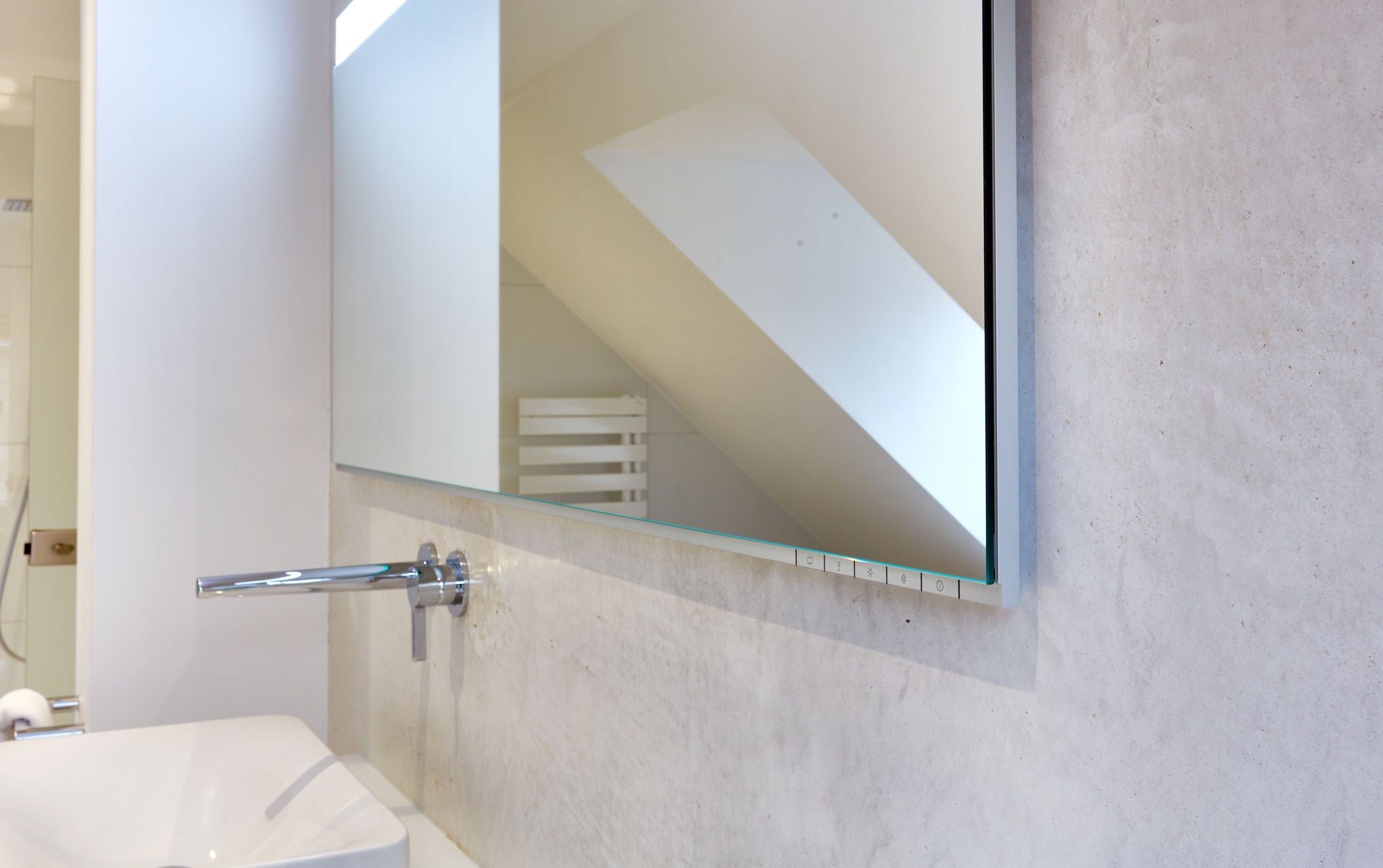 EDITION 400 fitting and light mirror at the washbasin in a private house in Krefeld