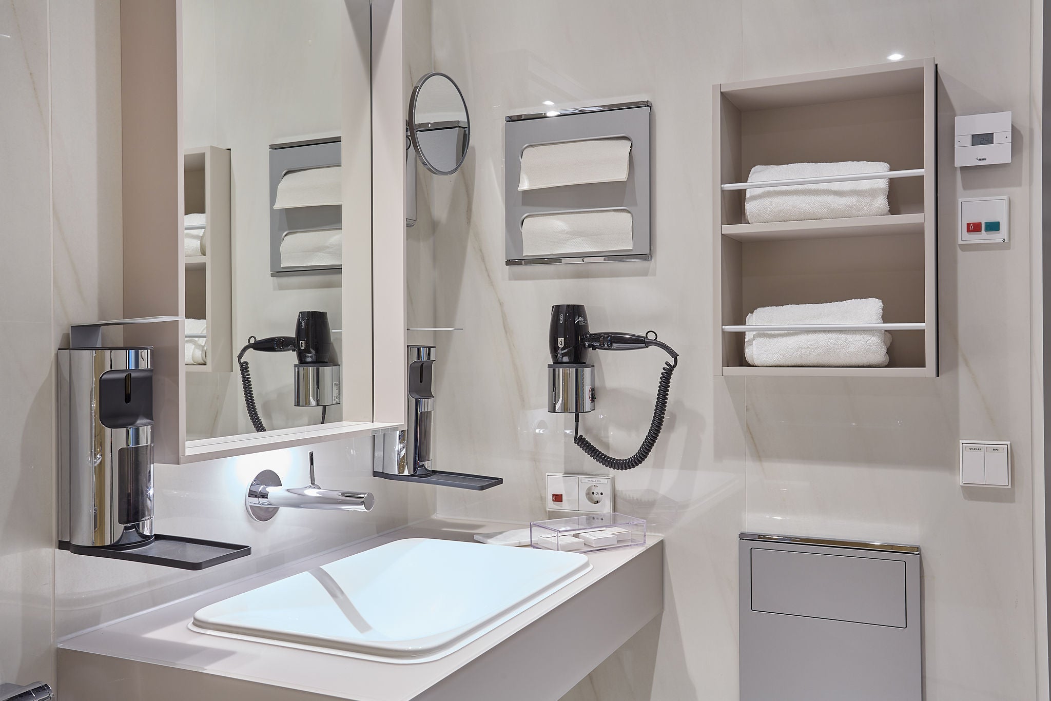 Waschtisch mit PLAN Accessoires und IXMO Armatur in den Waldkliniken Eisenberg