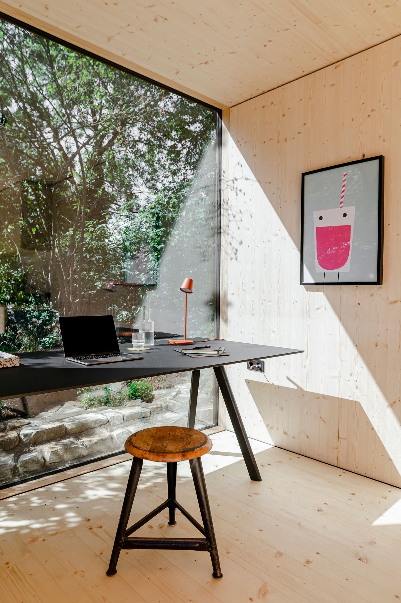 Arbeitsplatz am Fenster im MIMA Minimalhaus