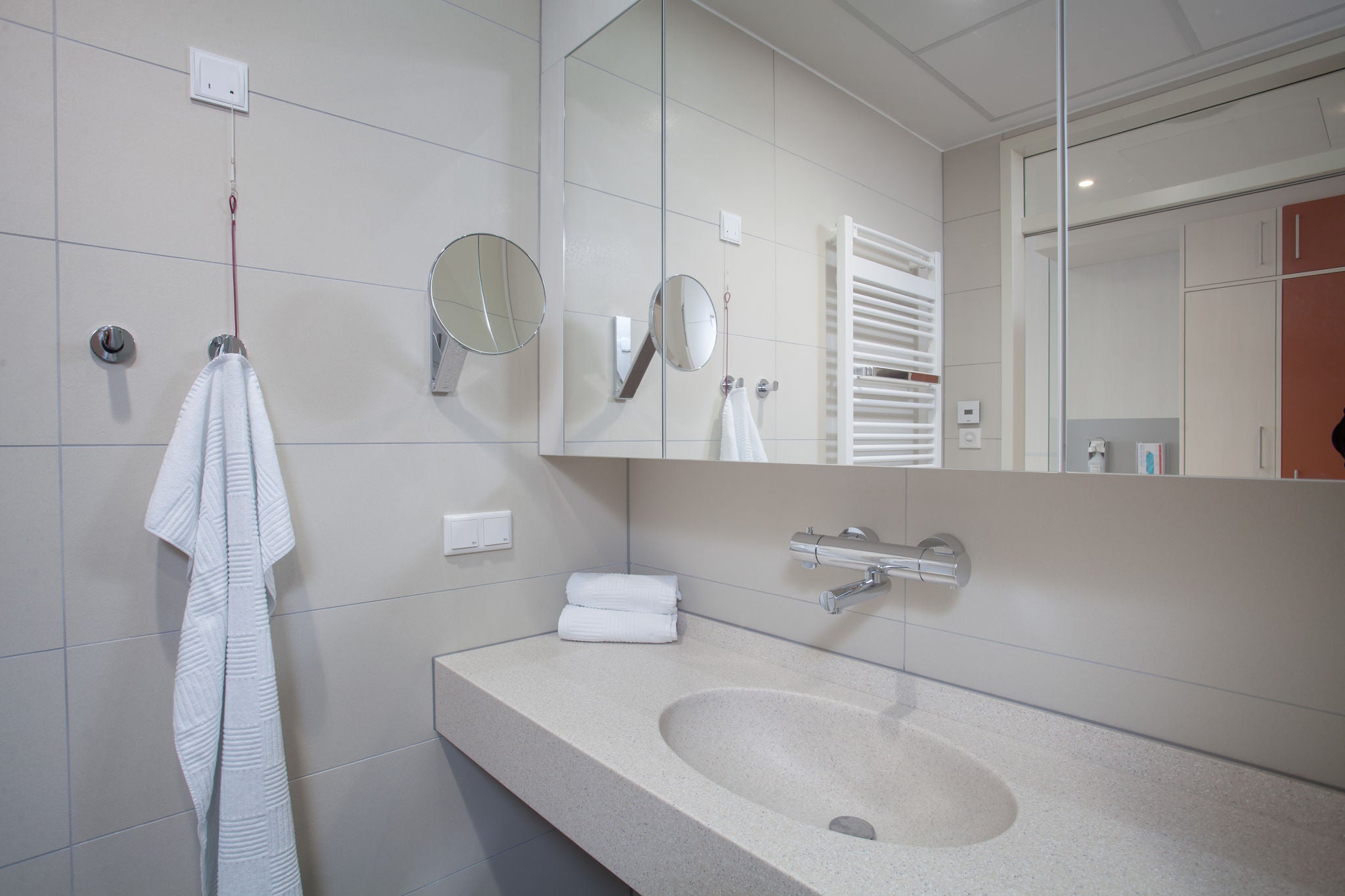 Lungenklinik Hemer Bad mit Kosmetikspiegel, Accessoires der Serie PLAN