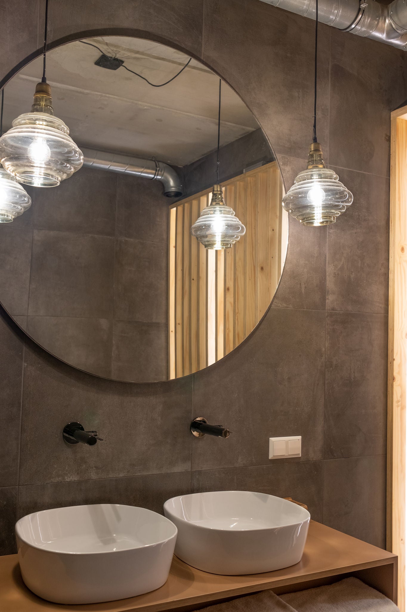 Double washbasin in Zoomers Hotel with IXMO fittings in black chrome