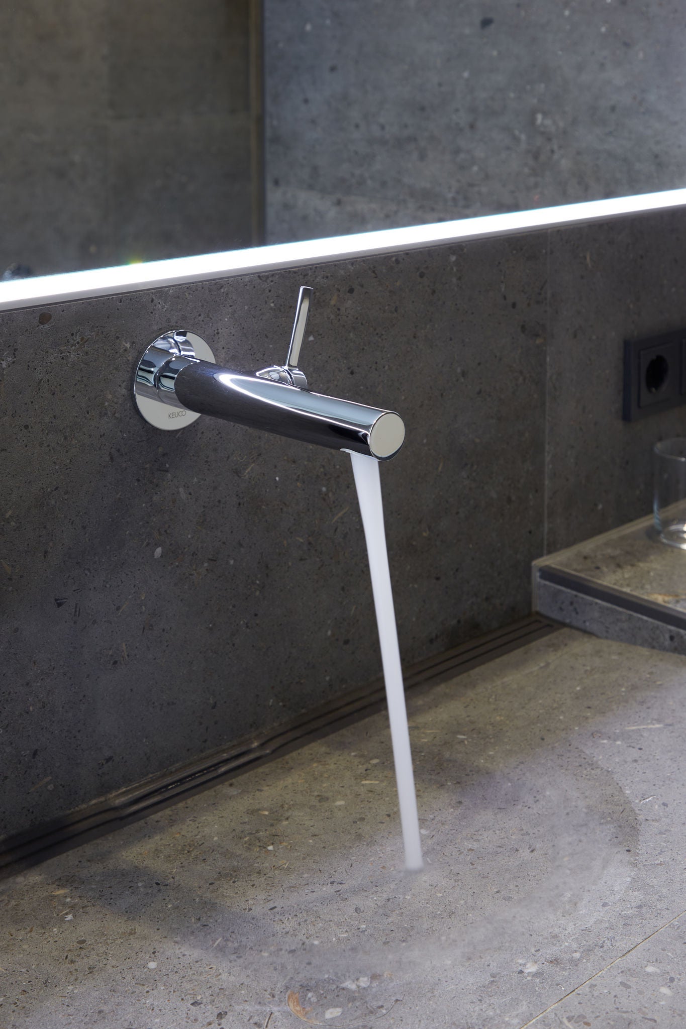 Washing station with IXMO PURE single lever basin mixer in operation at the VierJahreszeiten hotel in Iserlohn