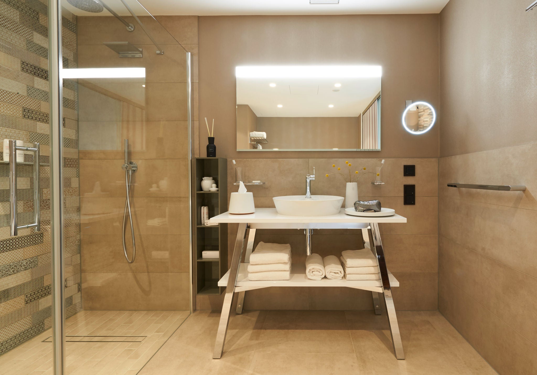 Radisson Blu Hotel Koeln mit Edition 400 Armatur, Accessoires, Lichtspiegel und Kosmetikspiegel