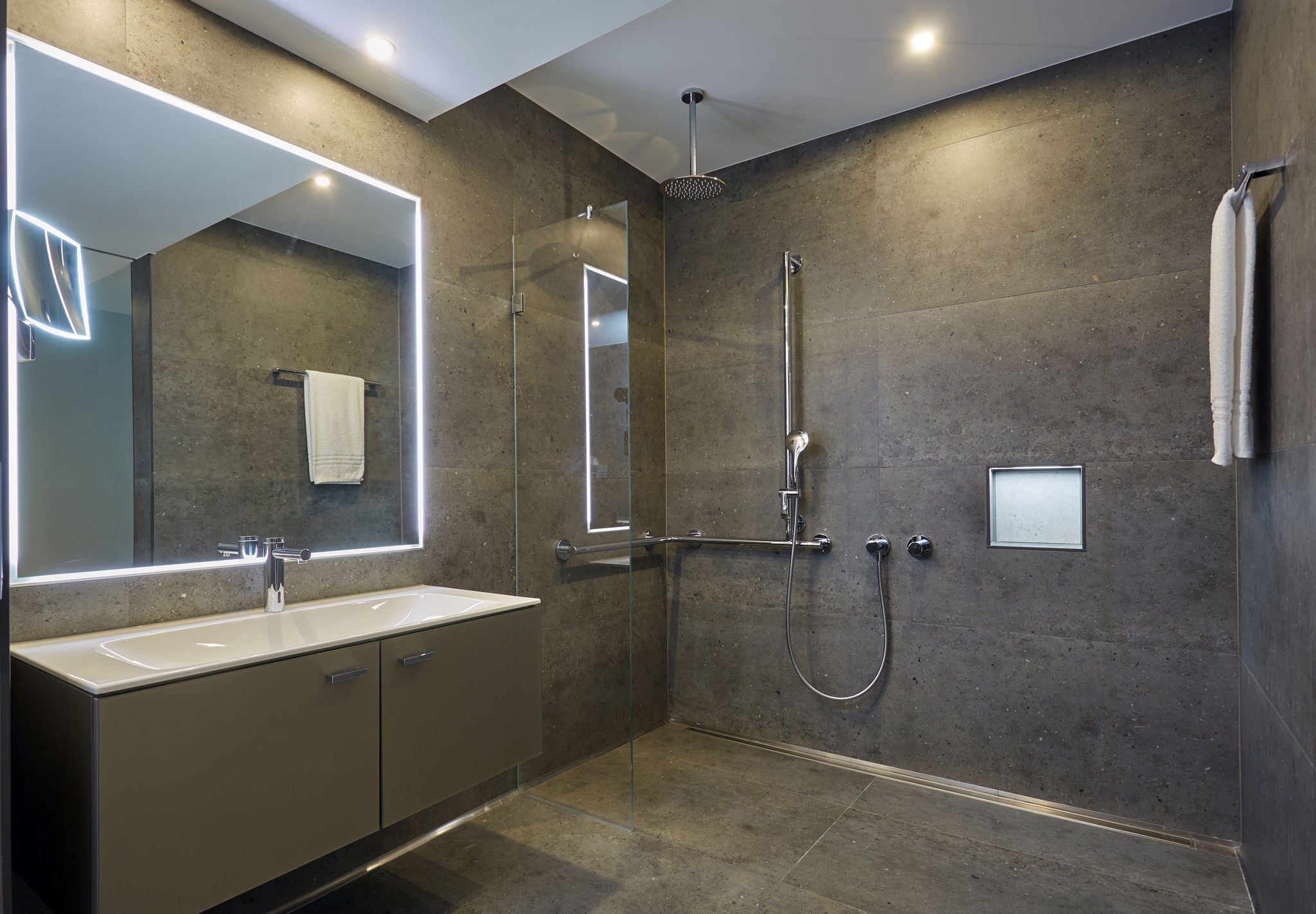 Bathroom in a suite in a VierJahreszeiten hotel in Iserlohn with shower handrails and washbasin with IXMO electronic basin mixer