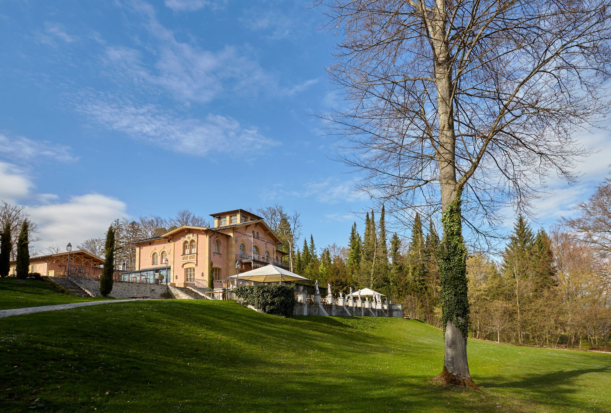 Exterior view of Hotel La Villa