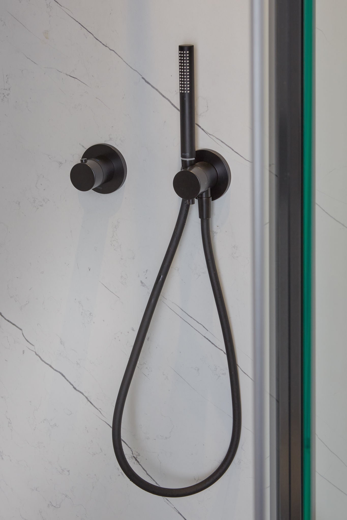 IXMO thermostatic mixer in the shower in matt black at the RWTH Aachen-Franziskus University Hospital